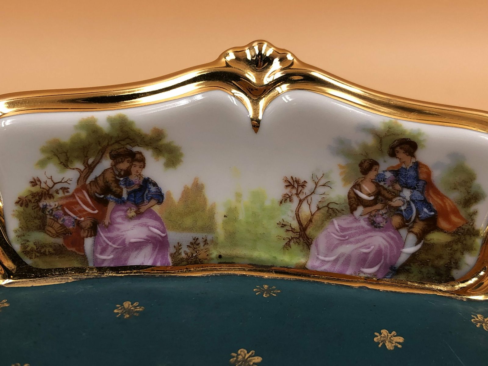 Limoges Porcelain Green / Gold Sofa Trinket Box / Jewelry Box With Courting Couple. photo vinterior
