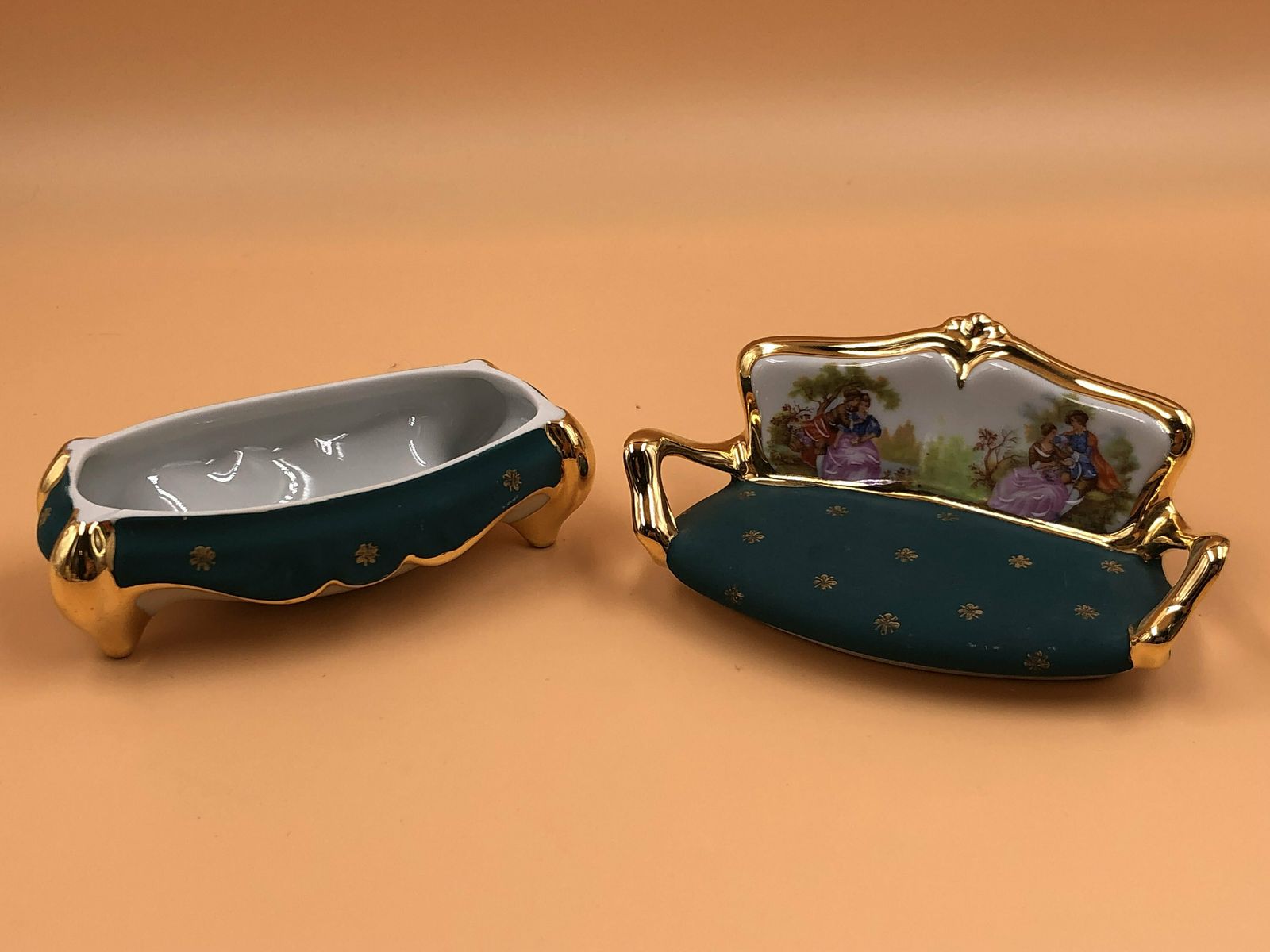 Limoges Porcelain Green / Gold Sofa Trinket Box / Jewelry Box With Courting Couple. photo buy