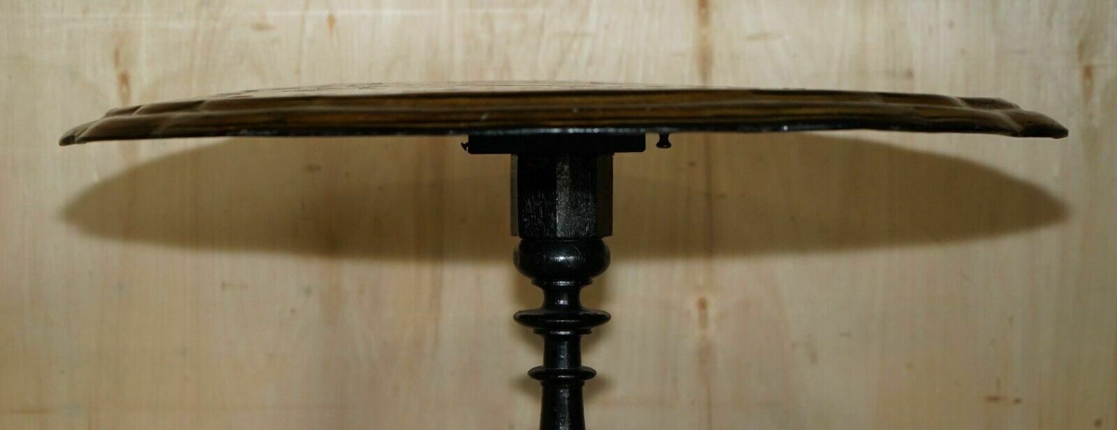 photo vintage Exquisite Antique Regency 1810 Lacquered Mother Of Pearl Inlaid Tilt Op Table