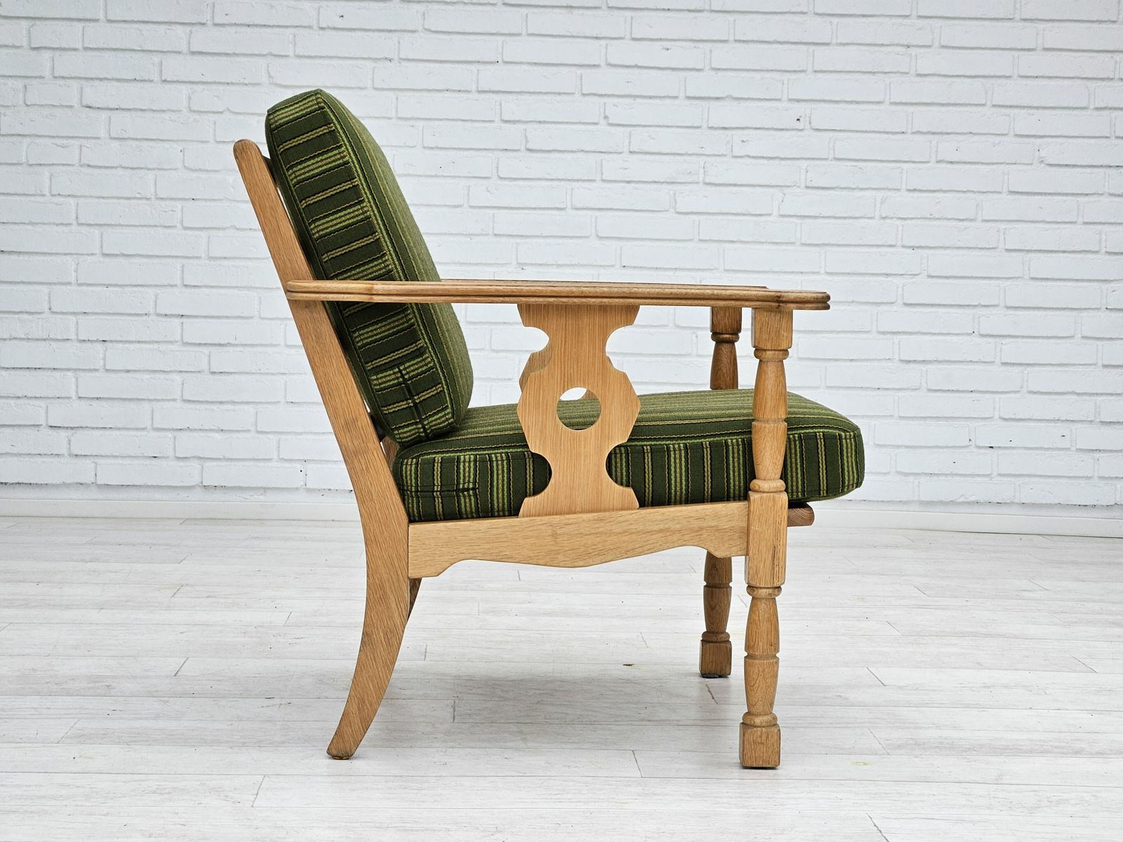 photo vintage 1970s, Danish Design, Oak Wood Armchair In Furniture Wool, Original Condition.