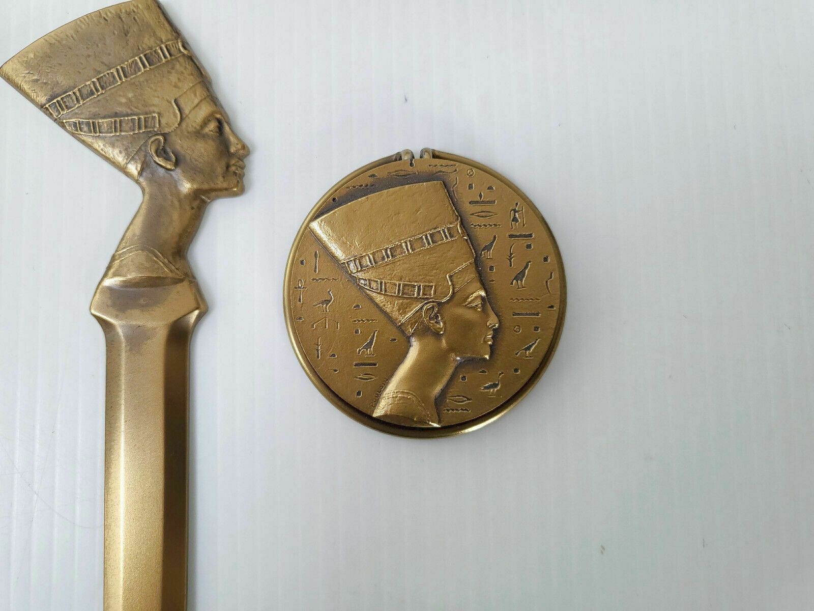 Vintage Bureauaccessoire 1970 Eye Nefertiti Brone Frappé 70s photo Woonaccessoires