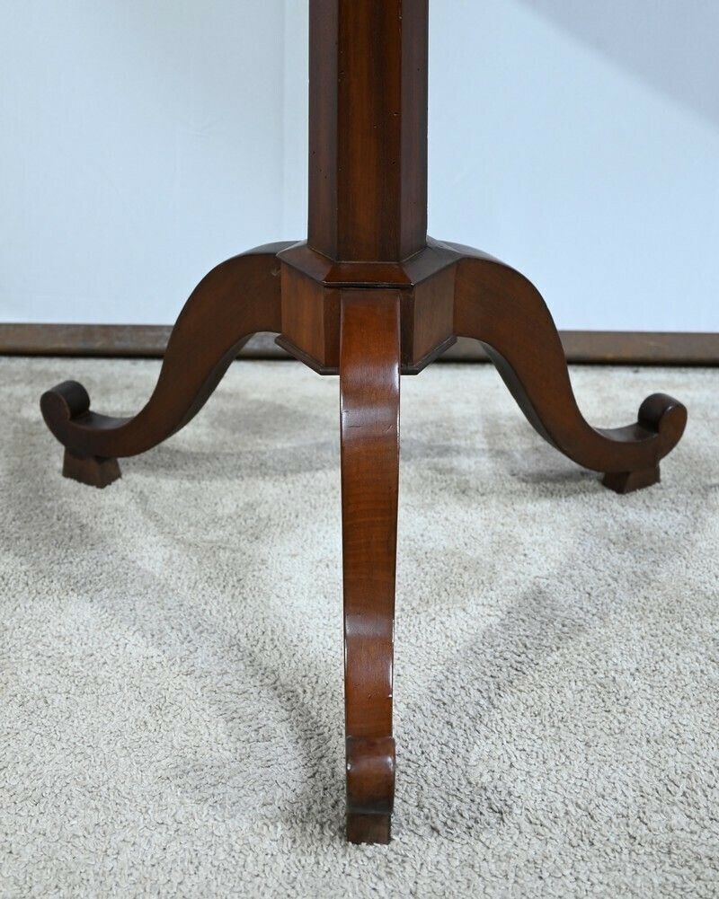 photo furniture Small Cuban Mahogany Pedestal Table, Restoration Period – Early 19th Century