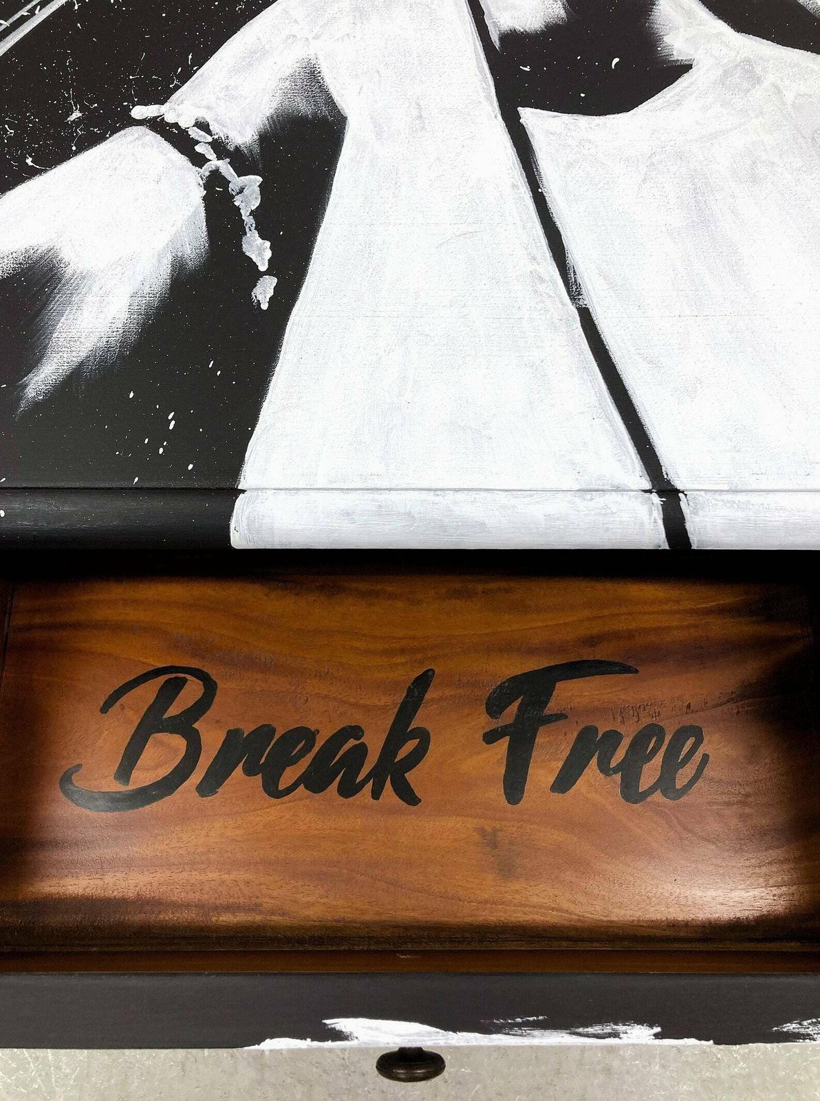 Coffee Table. Freddie Mercury ‘I Want To Break Free’. Hand Painted. Solid Mahogany. Black & White Coffee Table. Lounge Furniture. photo vinterior