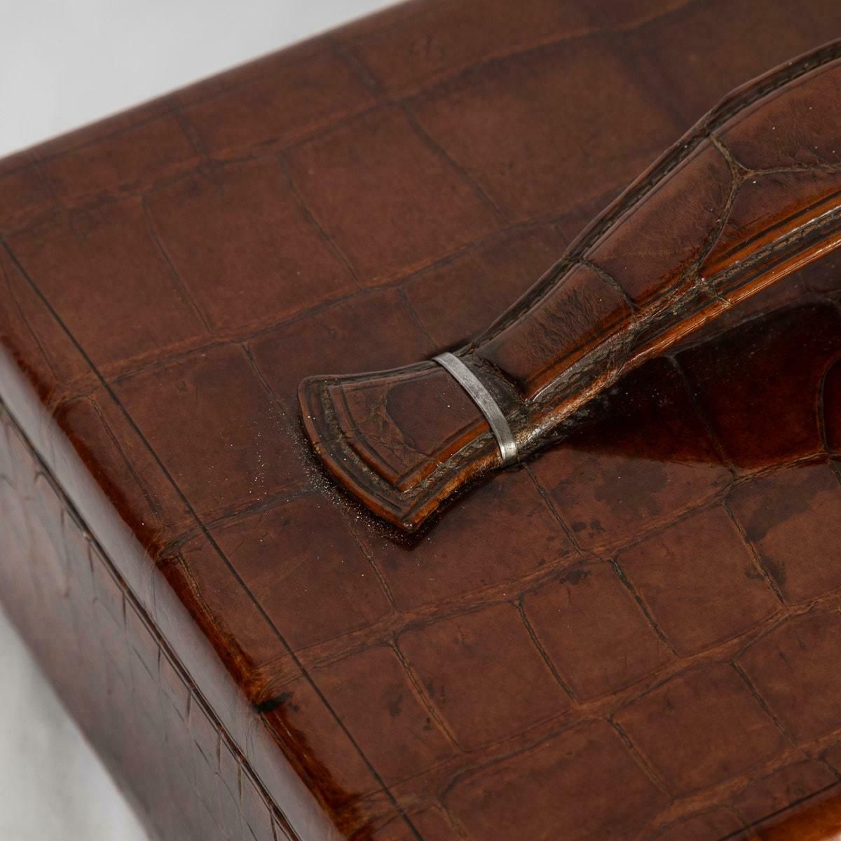 20th Century British Made Crocodile Travel Overnight Vanity Case, C.1900 photo vinterior