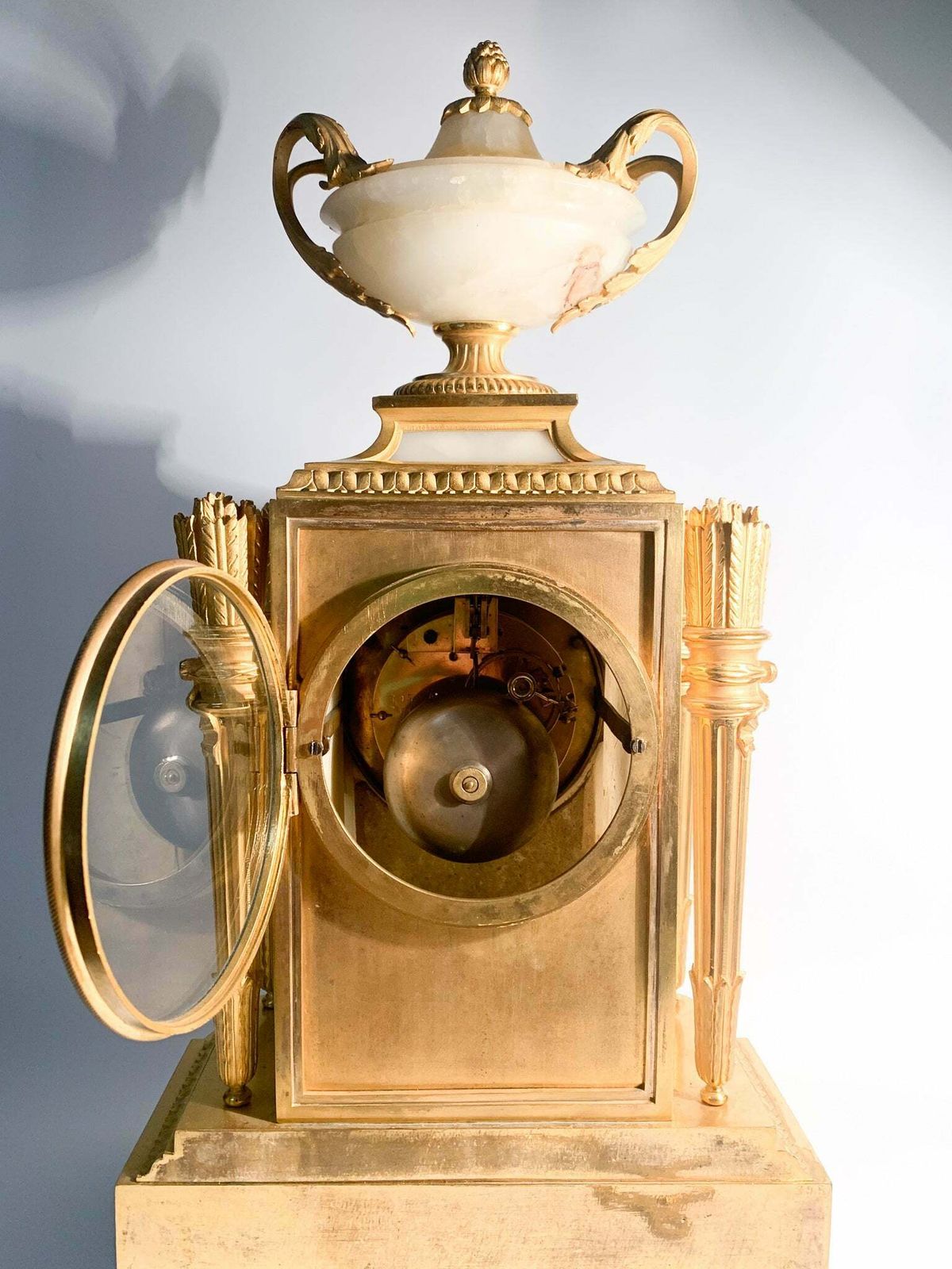 photo vintage Raingo Frères Louis XVI Style Table Clock In Alabaster And Gilt Bronze From 1800