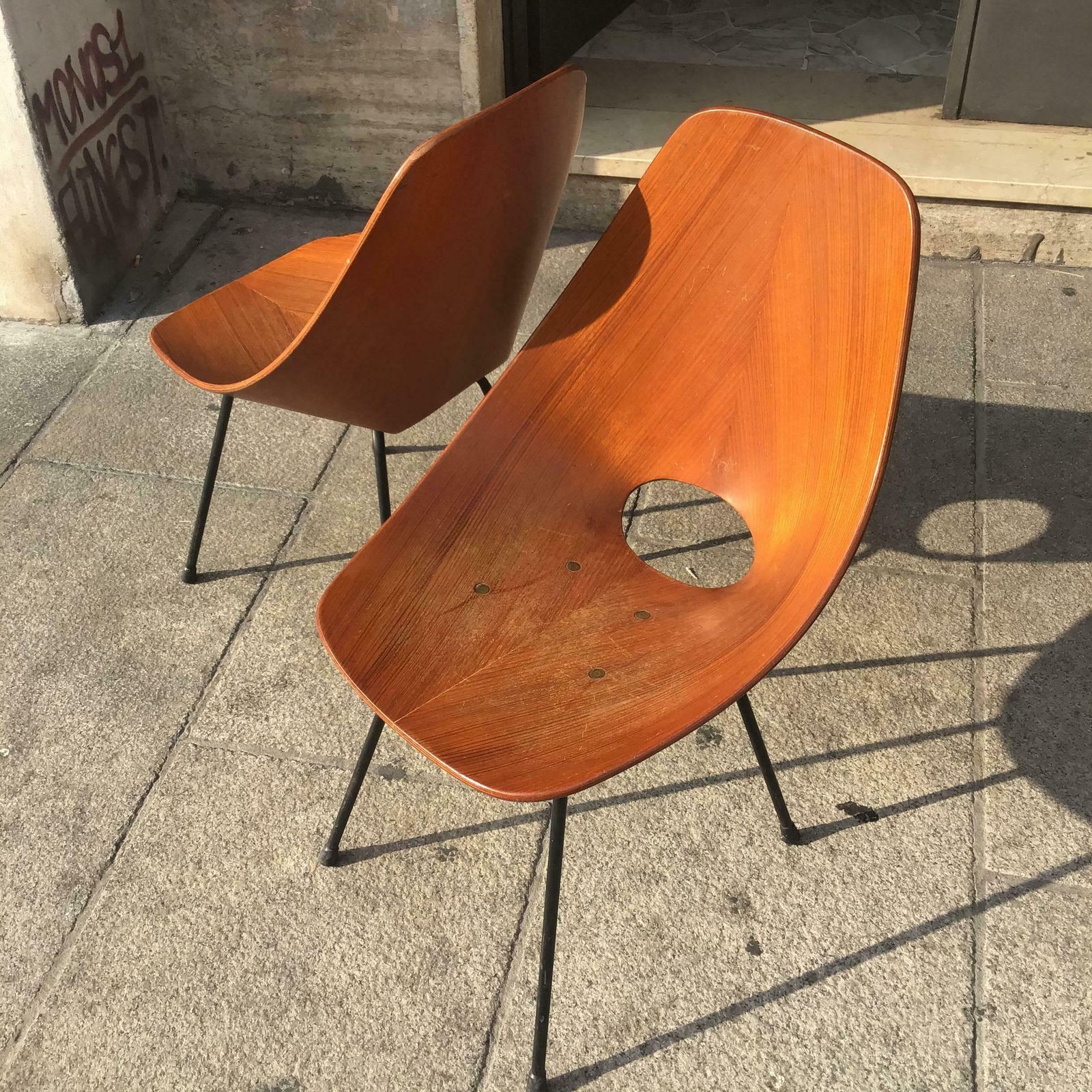 Medea "Fratelli Tagliabue " N. 2 Chair Brass Iron Curved Wood 1950 Italy photo vinterior