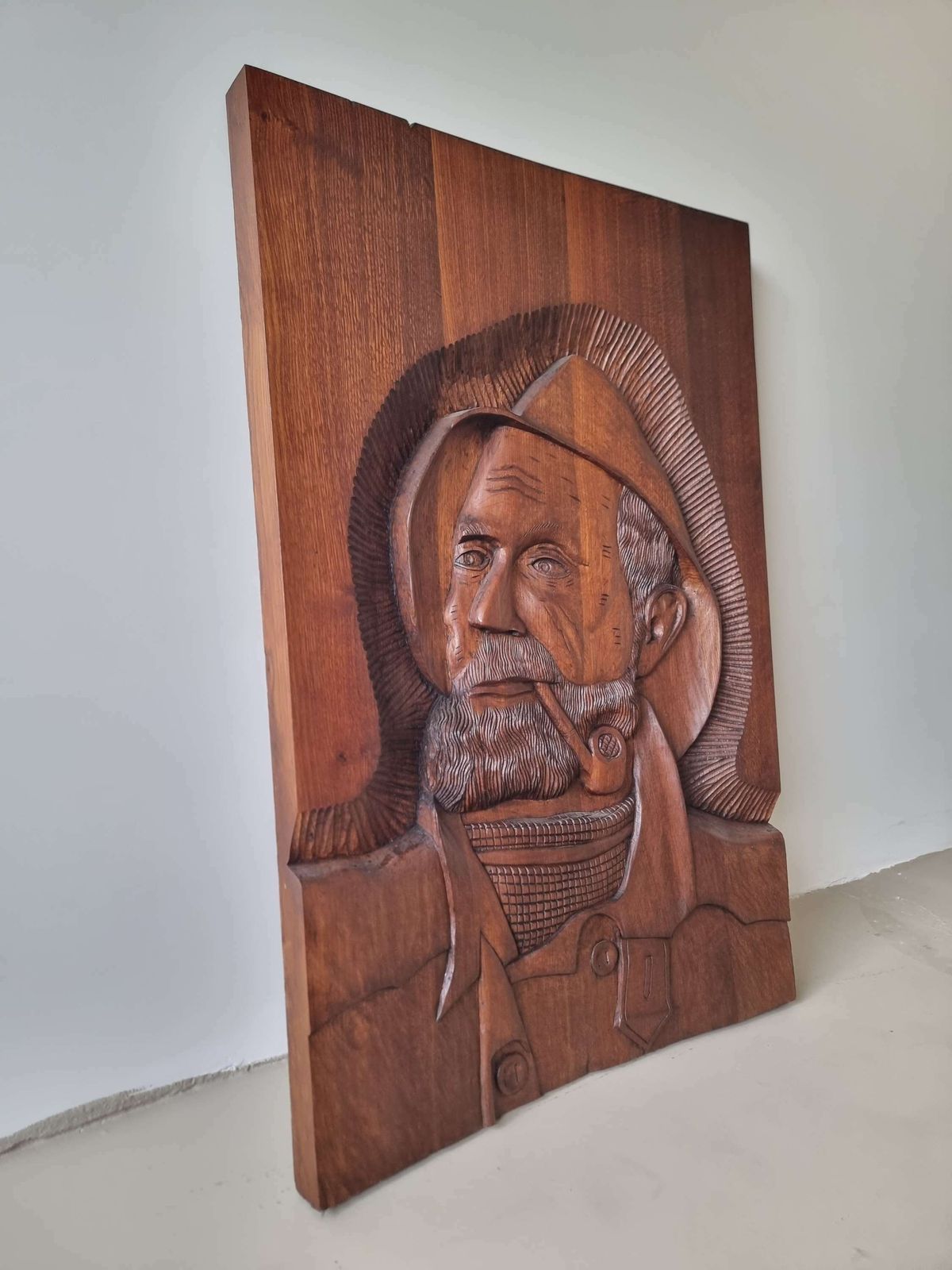 Massief Eiken Wanddecoratie Met Gesneden Figuur Van Man Met Pijp photo for sale