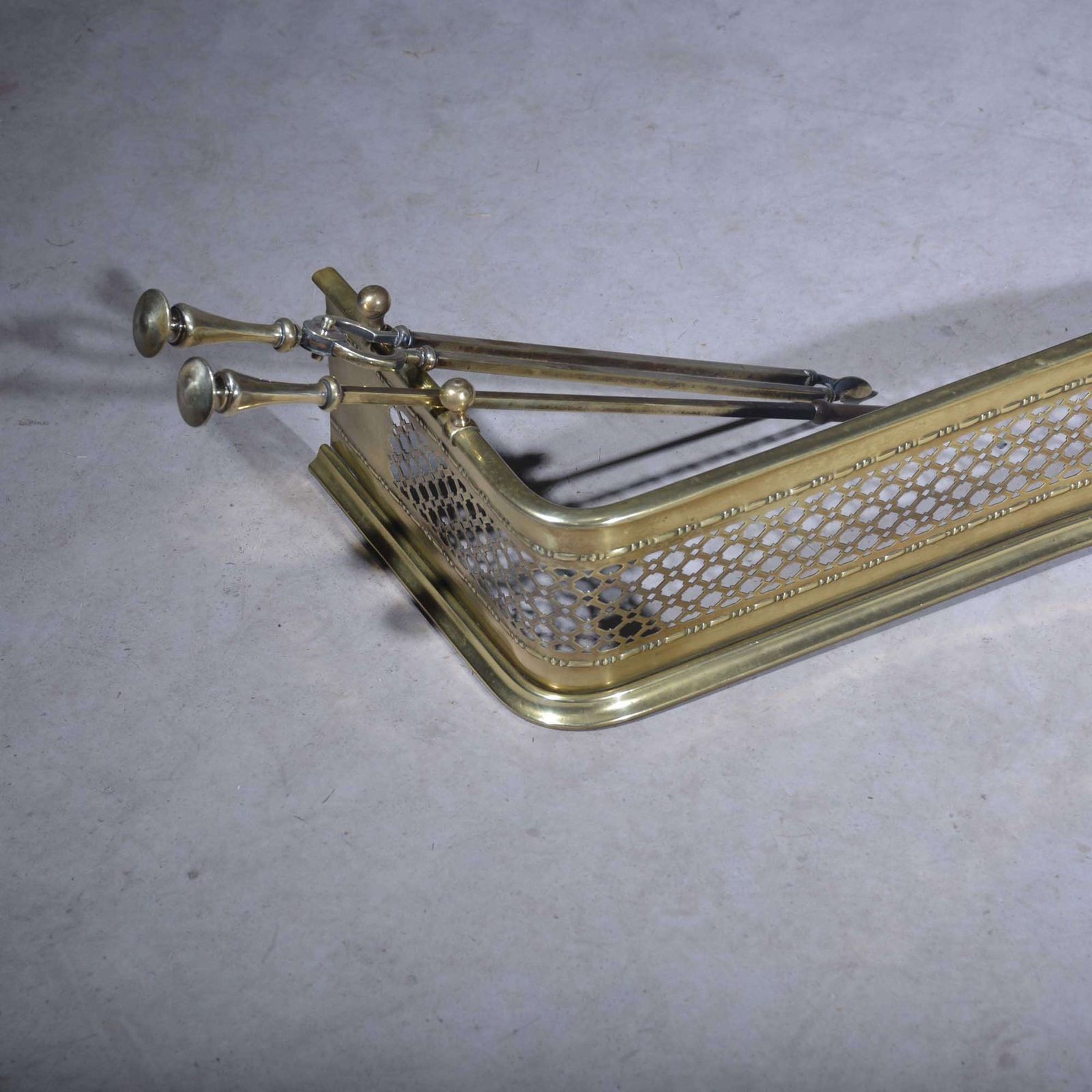 Large Country House Brass Fender photo vinterior