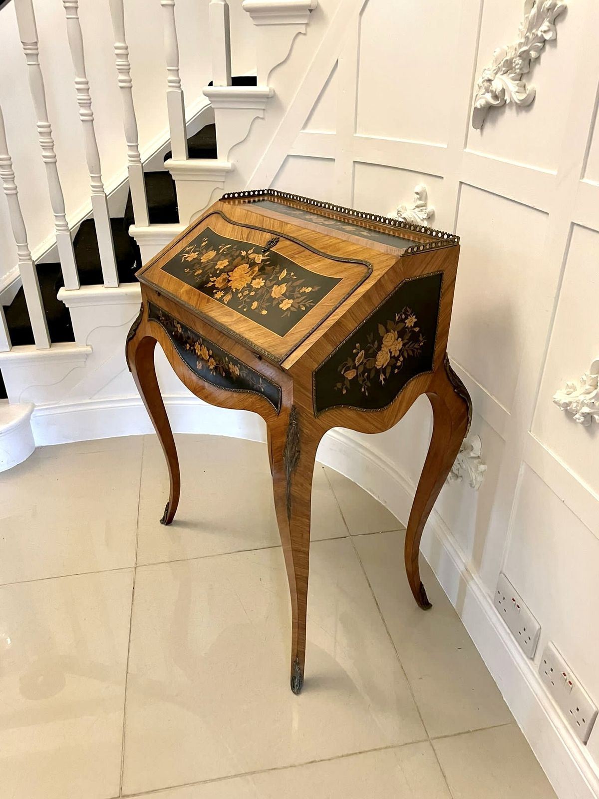 photo furniture Antique 19th Century Quality Satinwood Freestanding Marquetry Inlaid French Bureau
