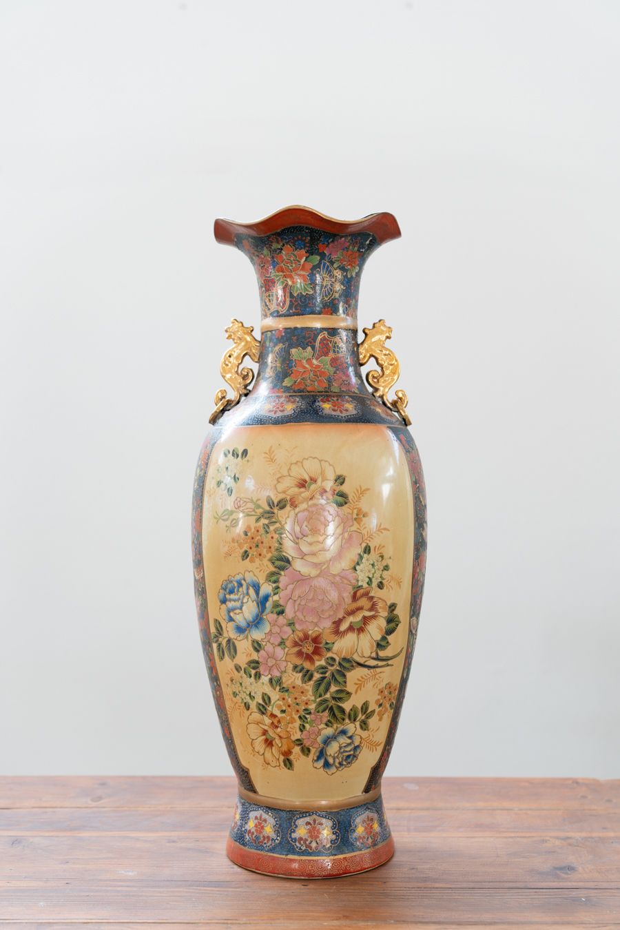 Large Chinese Golden Satsuma Vase, Eastern Miji Period