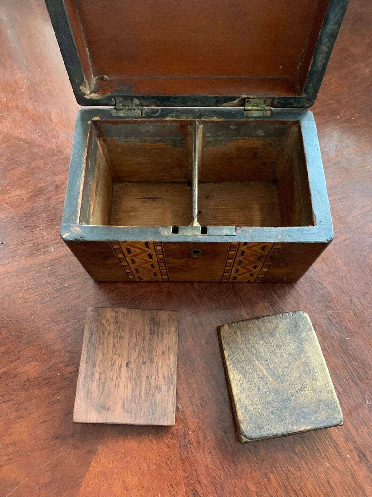 photo furniture Antique Early Victorian Inlaid Marquetry Banded Walnut Tea Caddy
