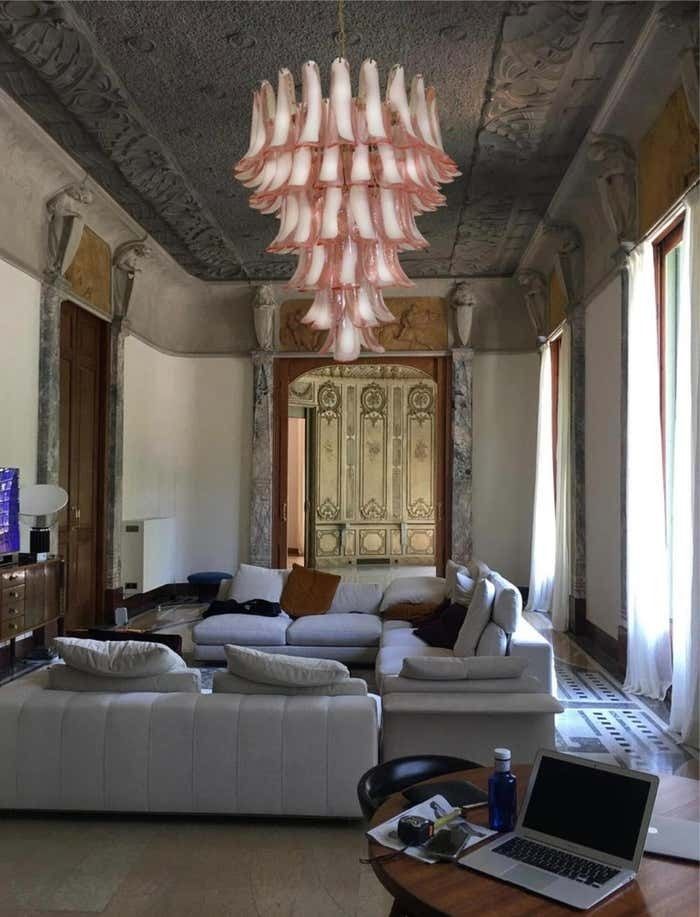 photo vintage Fabulous Set Of Six Of Italian 75 Pink And White Petal Chandeliers, Murano