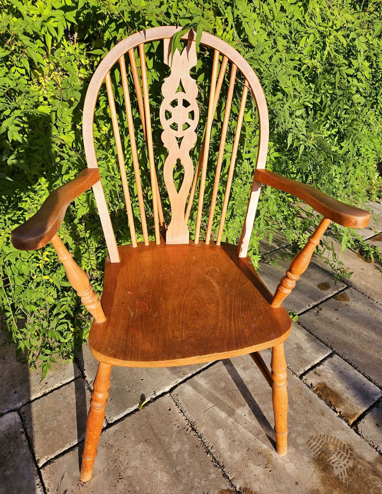 Wonderful Wooden Wheelback 'Carver' Chair photo for sale