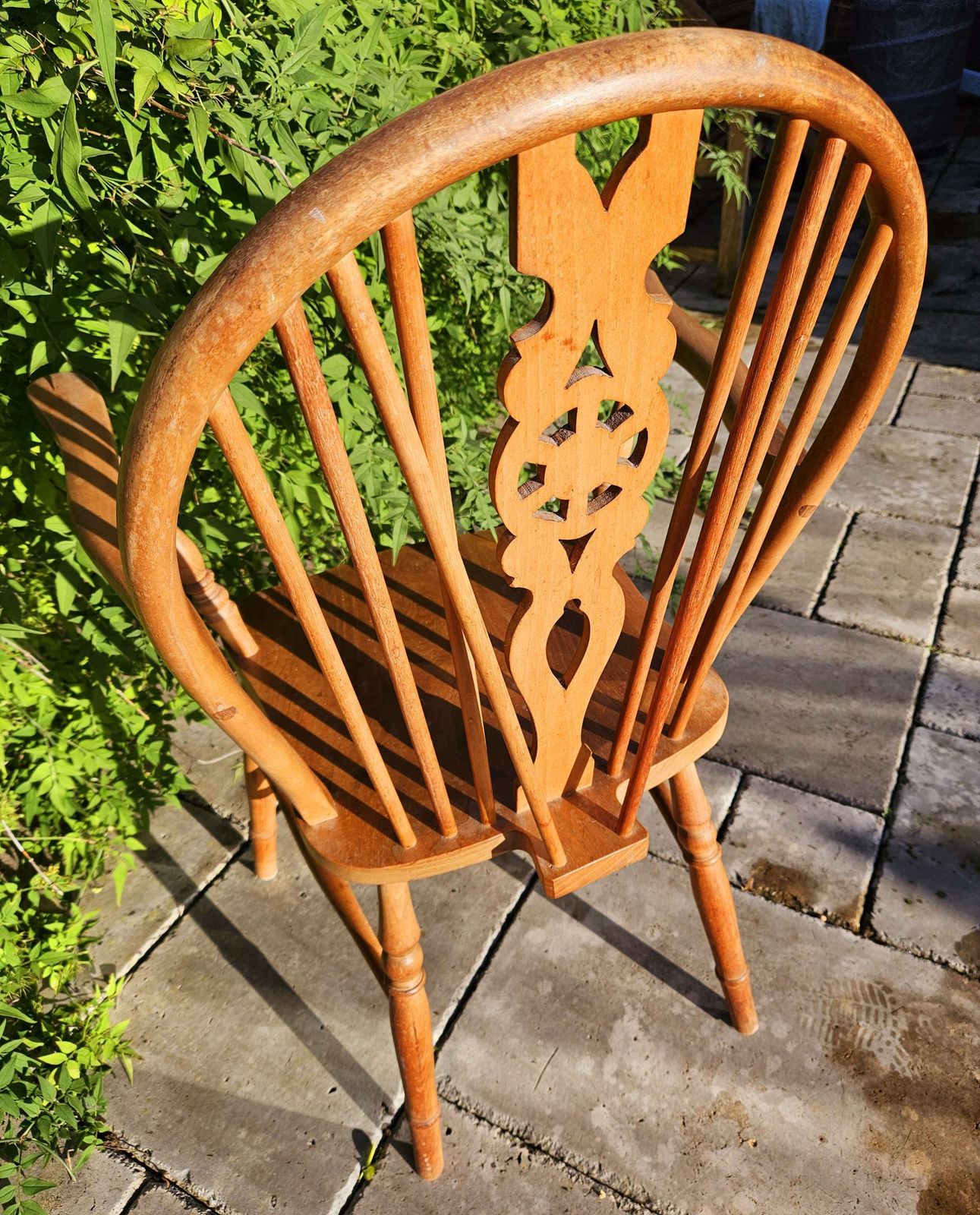 Wonderful Wooden Wheelback 'Carver' Chair photo Furniture