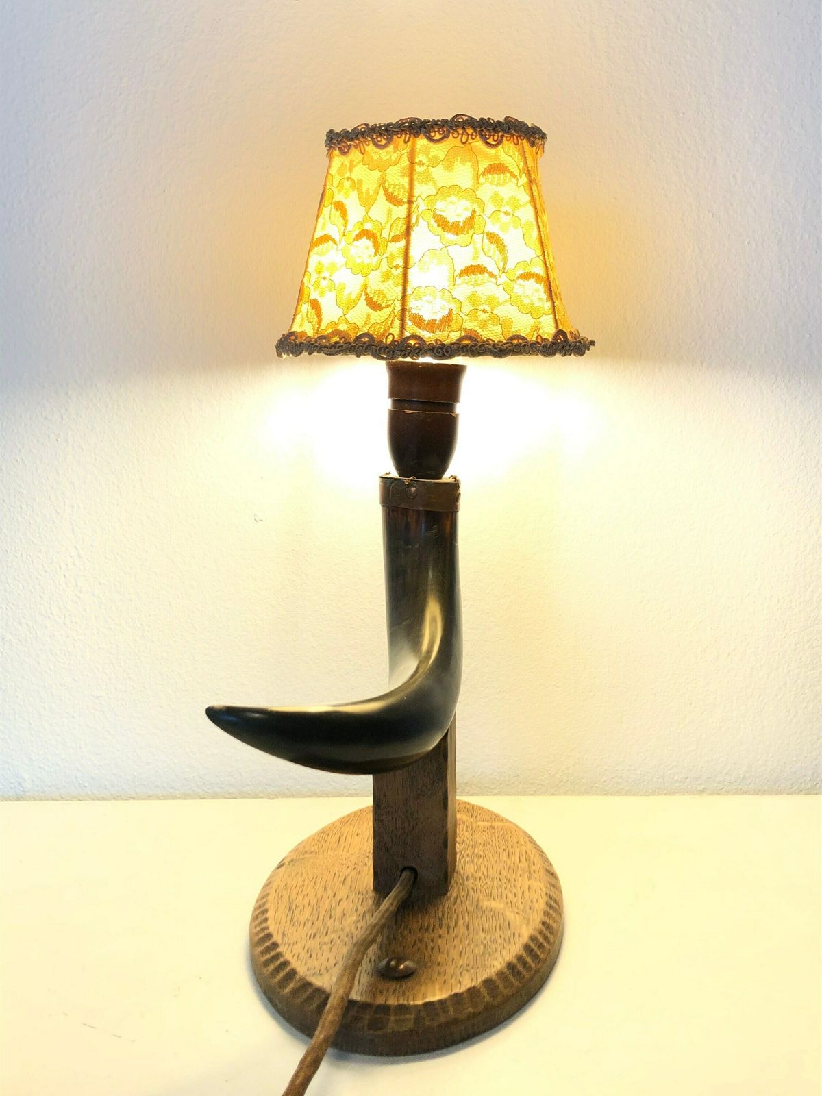 photo vintage Beautiful Early Mid Century Danish Horn And Wood Table Lamp With Beautiful Shapes And Vintage Beige Lace Fabric Shade