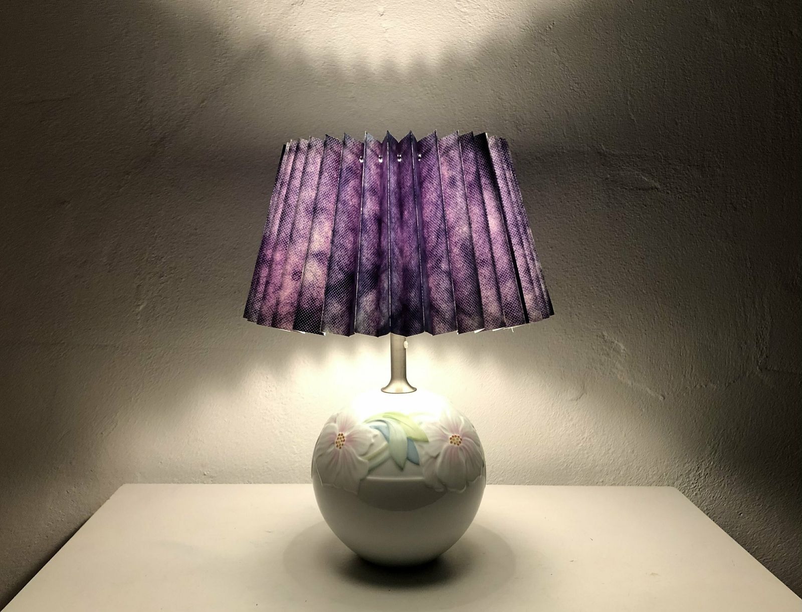 Lampe de table Royal Copenhagen Deauville en porcelaine danoise vintage, à décoration florale et abat-jour violet, par Annegrete Halling Koch photo furniture