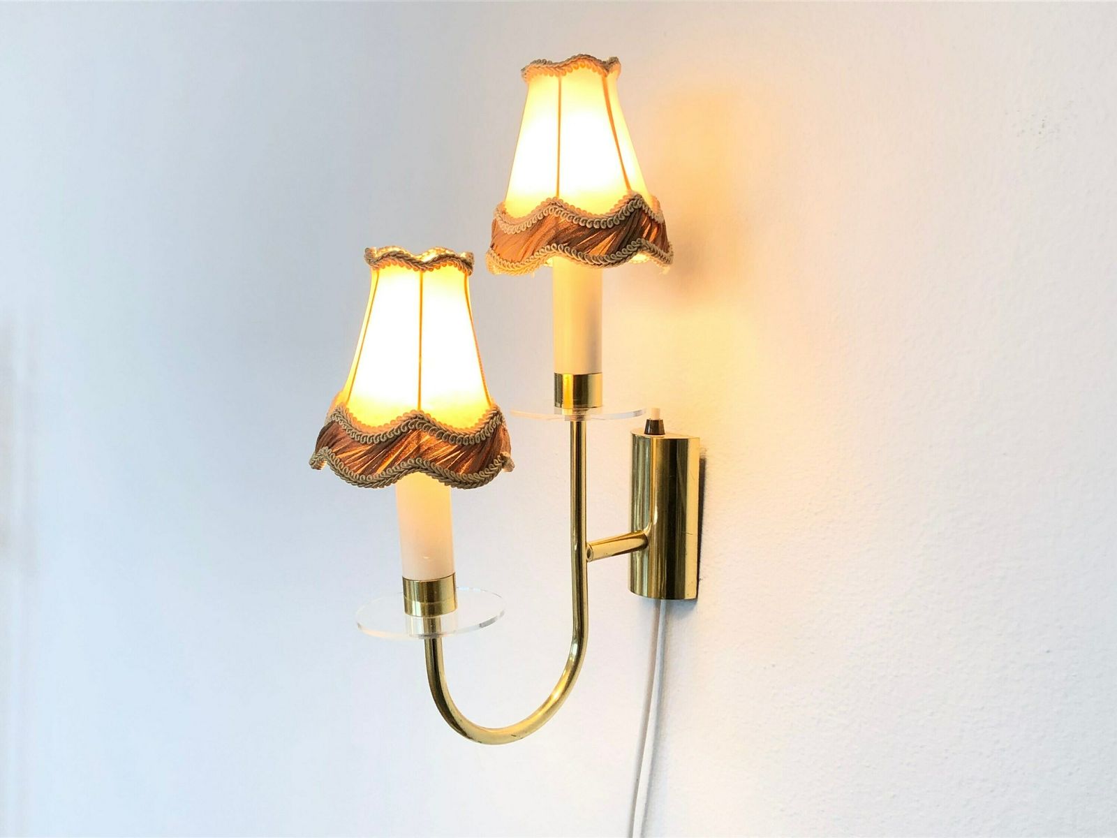 Deense mid-century messing wandlamp met twee fittingen en organische vormgeving met vintage kapjes