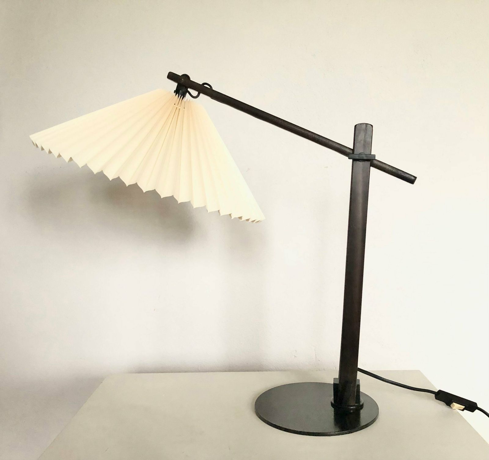 Original Caprani Mid Century Modern Danish Table Lamp In Rare Model Dark Wood With Beige Pleated Shade photo vinterior