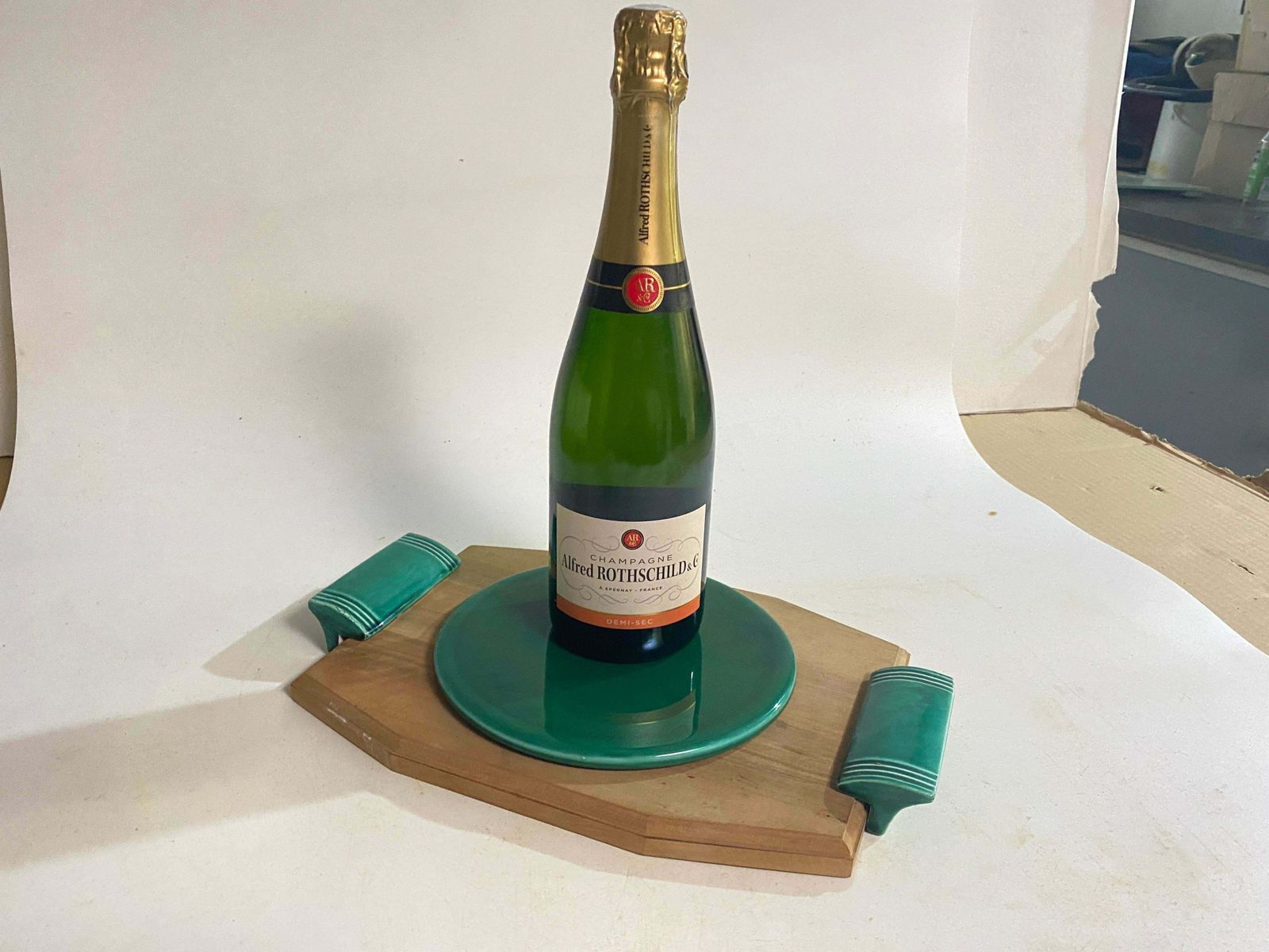 photo furniture Cheese Tray In Ceramic And Wood France 1970s Brown And Green Color
