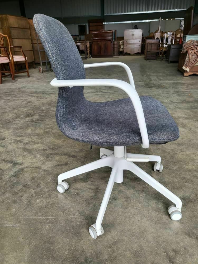 20thc 70's Style Swivel Tilt Office Arm Chair 5 Star Metal Base Castors White photo for sale