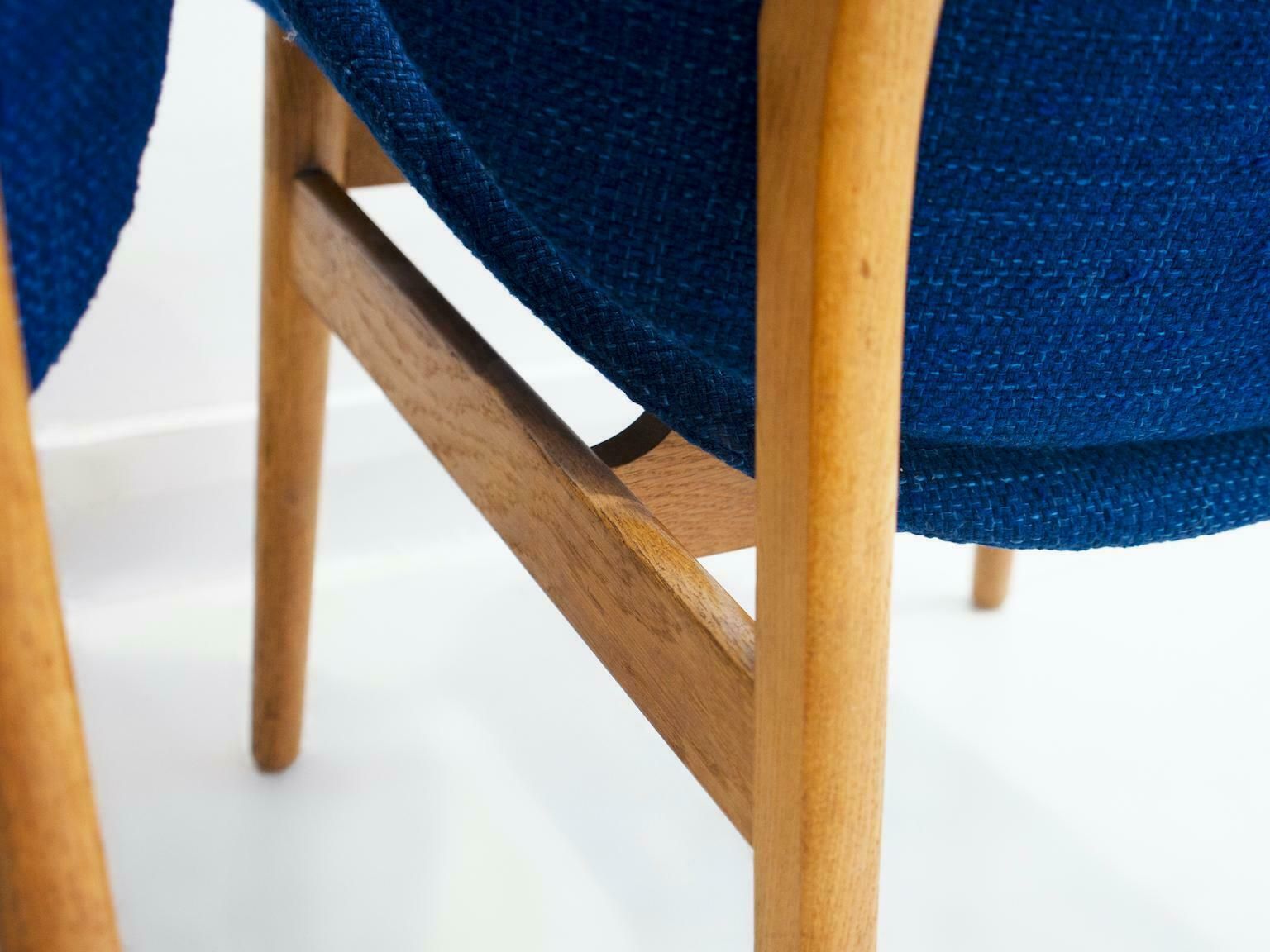 photo vinterior Pair Of Blue Hans Olsen Model 134 Oak Chairs