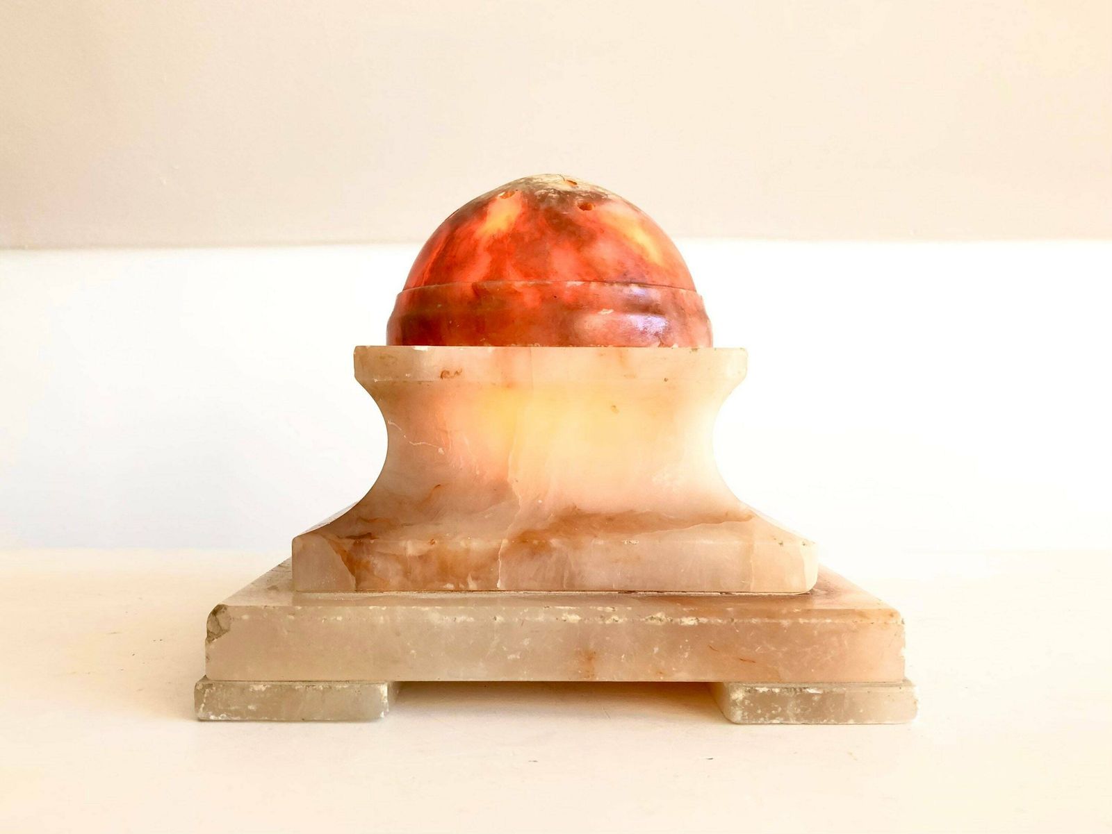 Vintage Gorgeous Alabaster Red Marbled Art Deco Table Lamp With Carved Pattern And Great Light Exposure