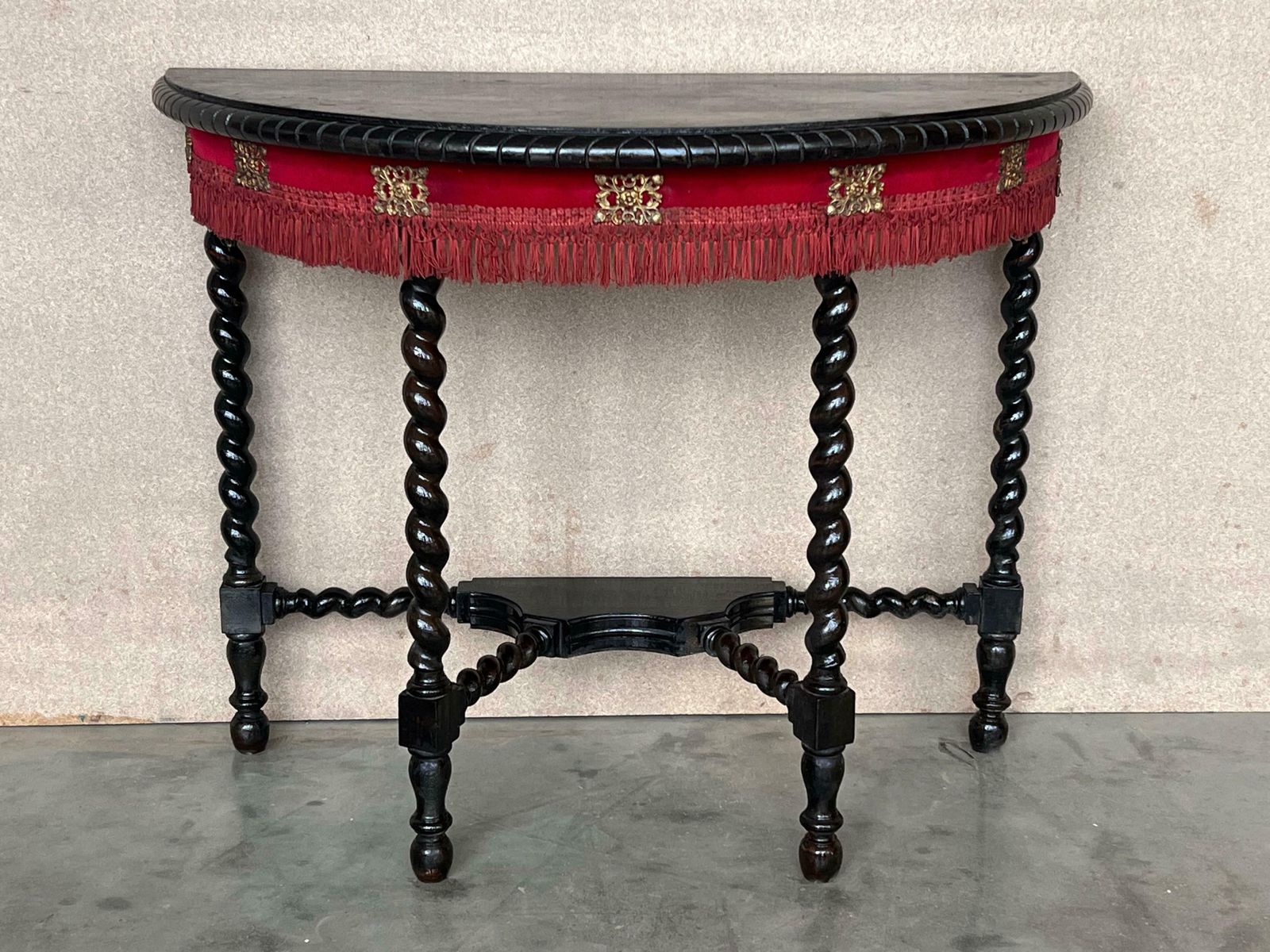 Table demi-lune anglaise à pieds salomoniques et franges, XIXe siècle photo furniture