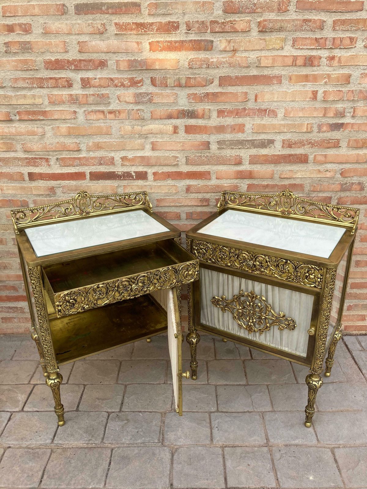 Tables de chevet vitrines françaises en bronze XIXe siècle, portes en verre et tiroir en laiton photo buy