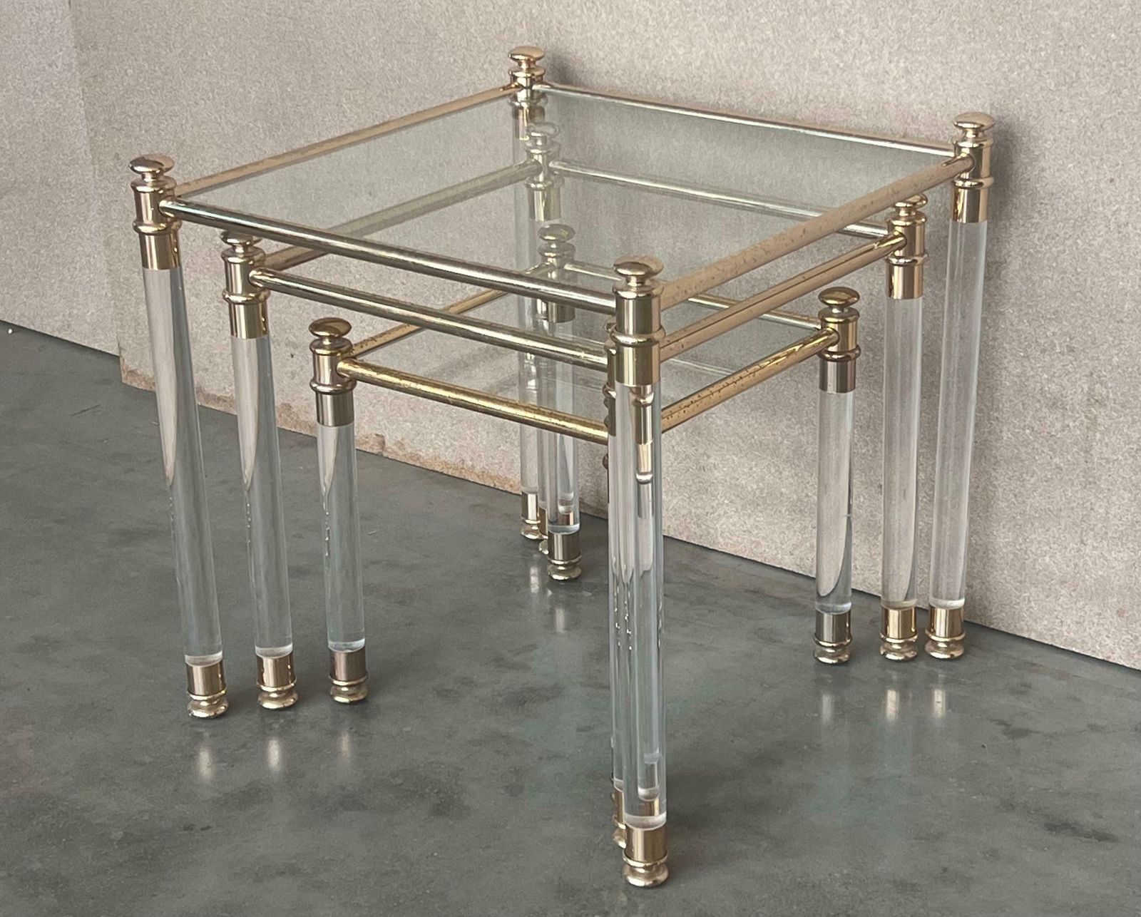 Série de trois tables gigognes vintage en Lucite et laiton, plateau en verre photo for sale