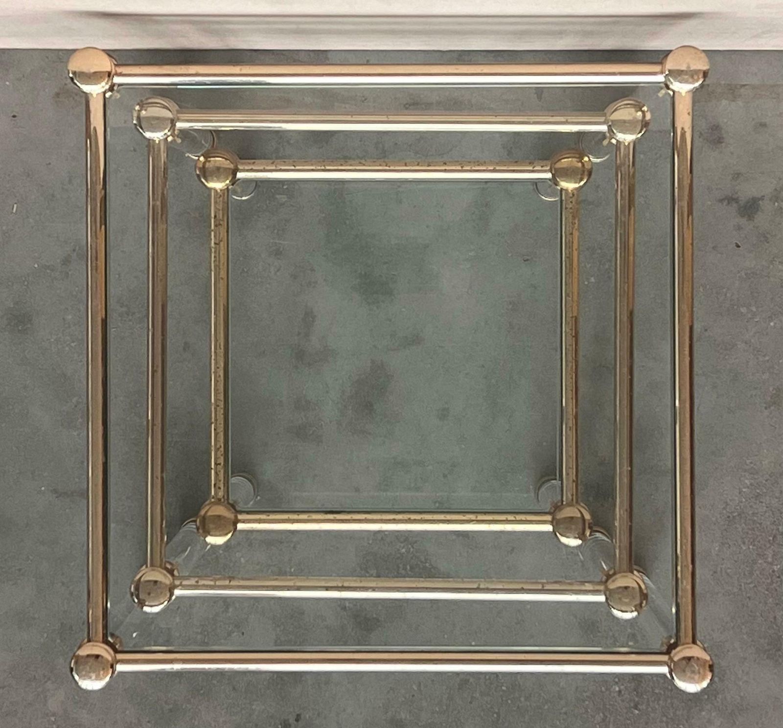 Série de trois tables gigognes vintage en Lucite et laiton, plateau en verre photo vinterior