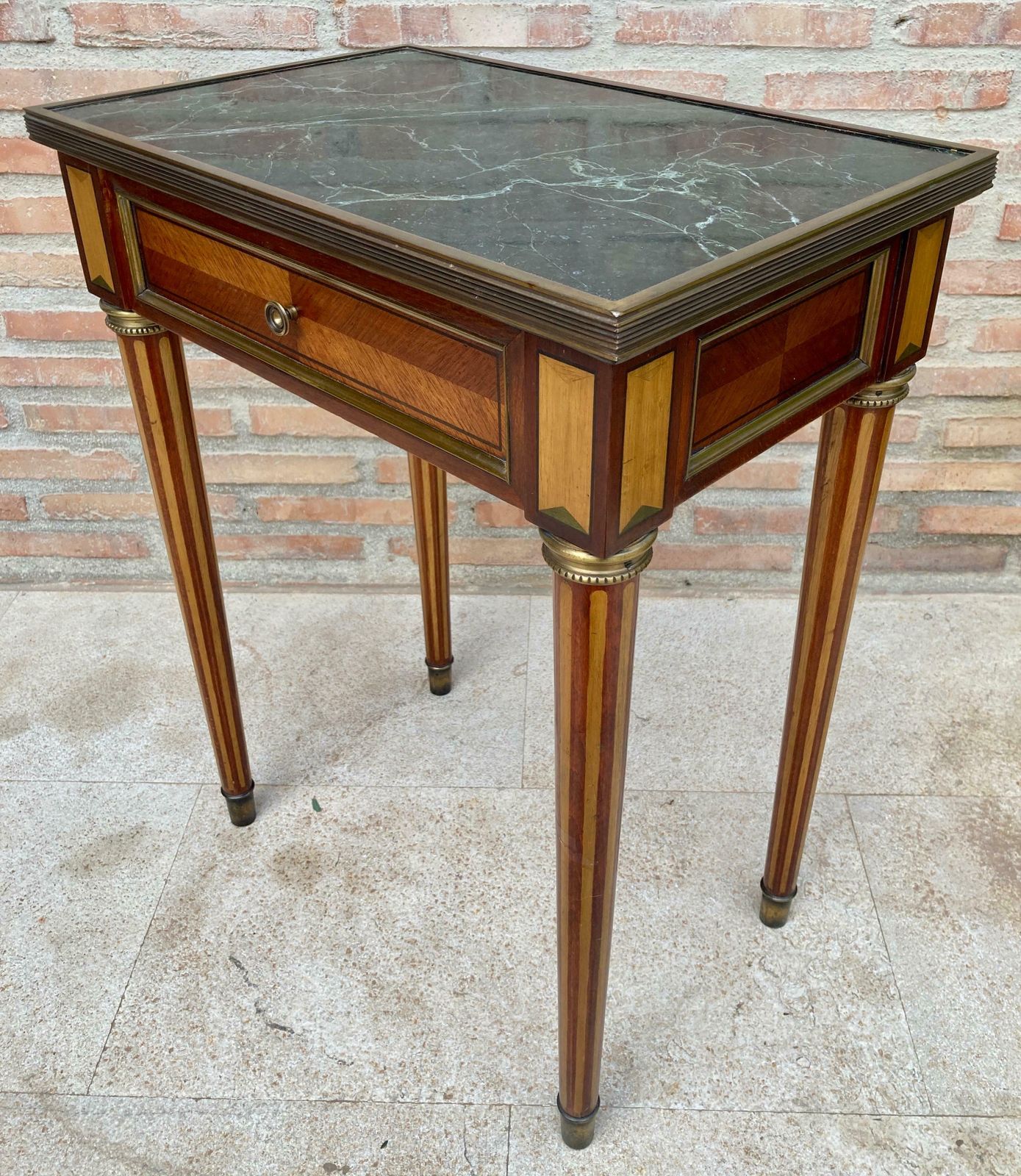 Table d'appoint néoclassique en acajou, pieds cannelés et marbre vert, années 1920 photo Mobilier