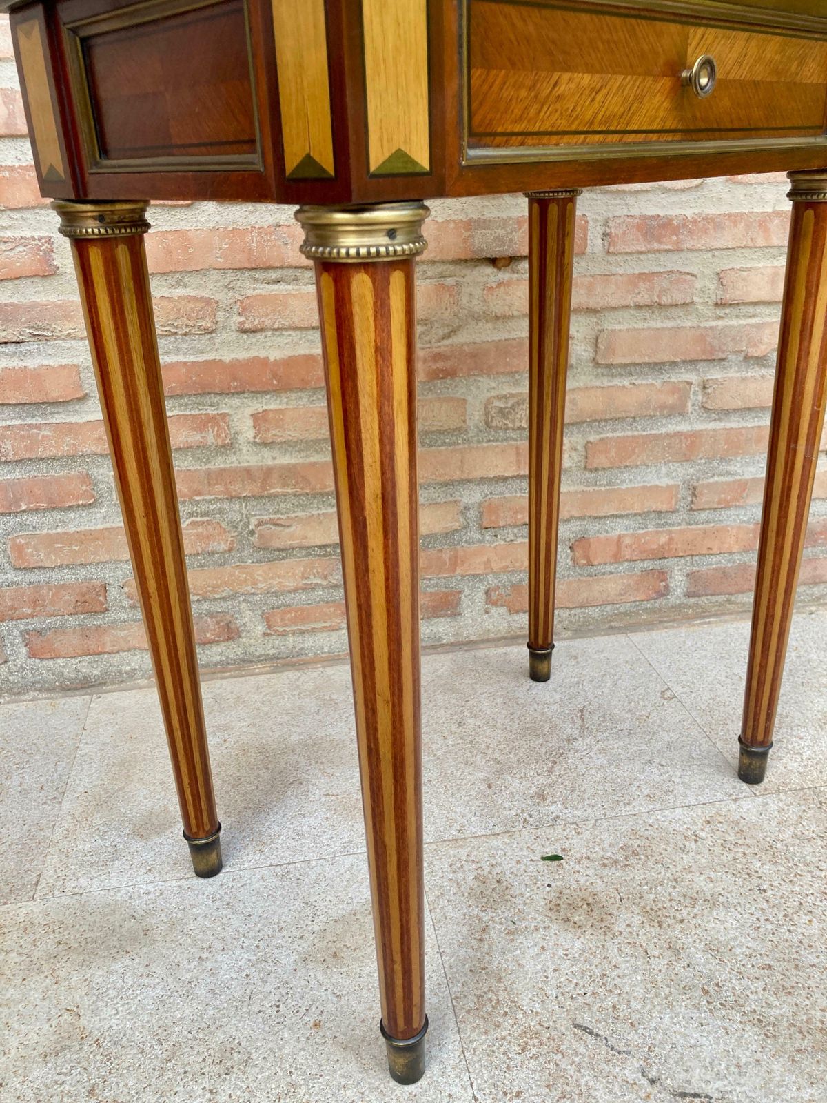 Table d'appoint néoclassique en acajou, pieds cannelés et marbre vert, années 1920 photo buy