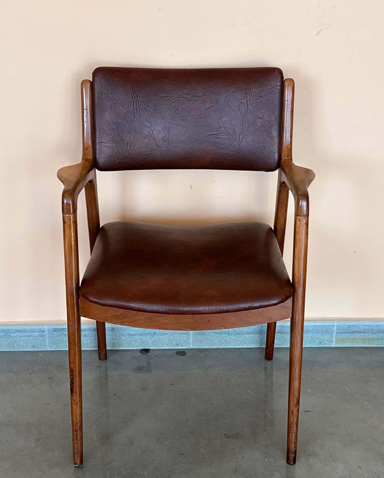 Fauteuils modernes en teck et cuir brun, dans le style de Erik Buch photo for sale