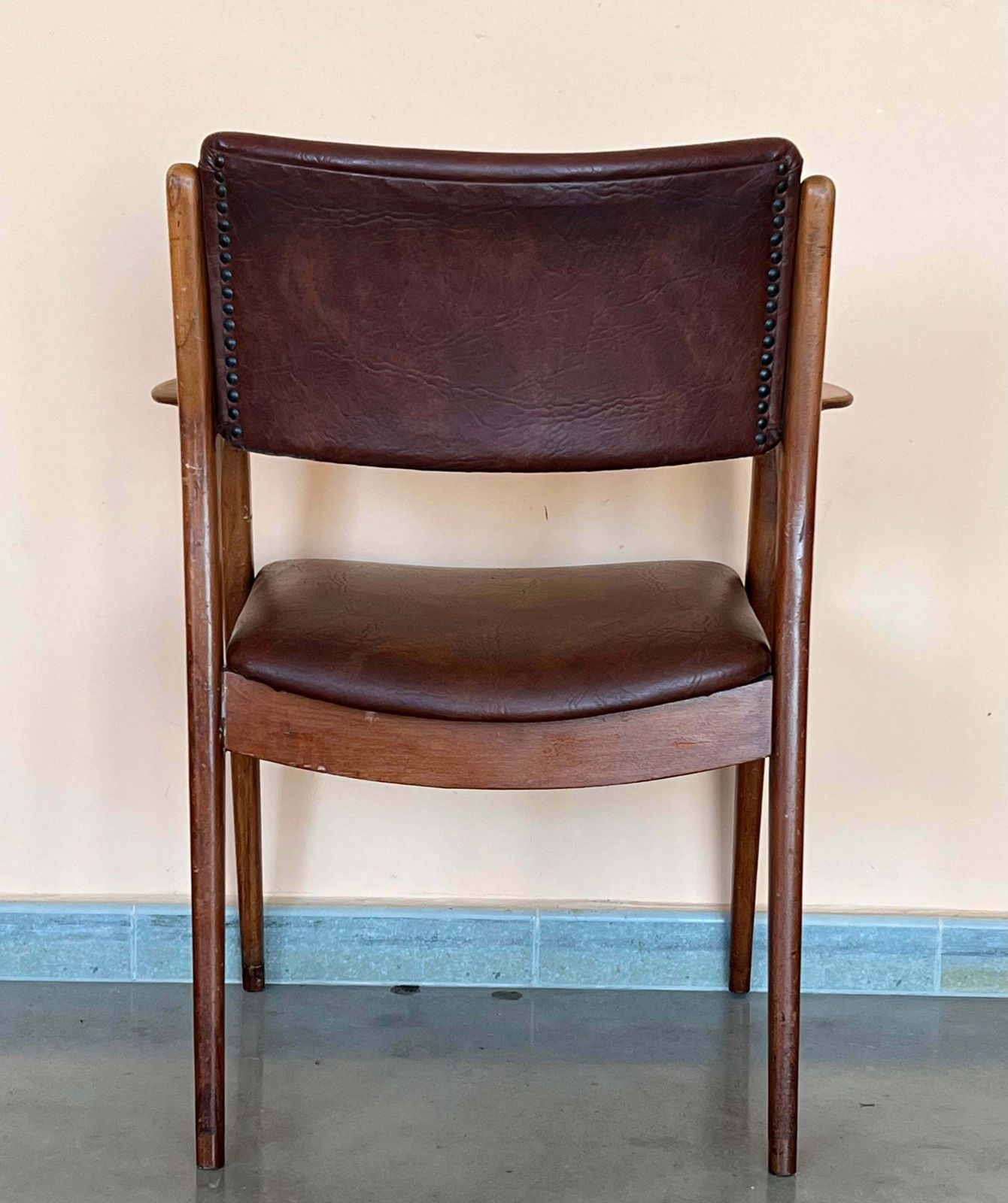 photo for sale Fauteuils modernes en teck et cuir brun, dans le style de Erik Buch