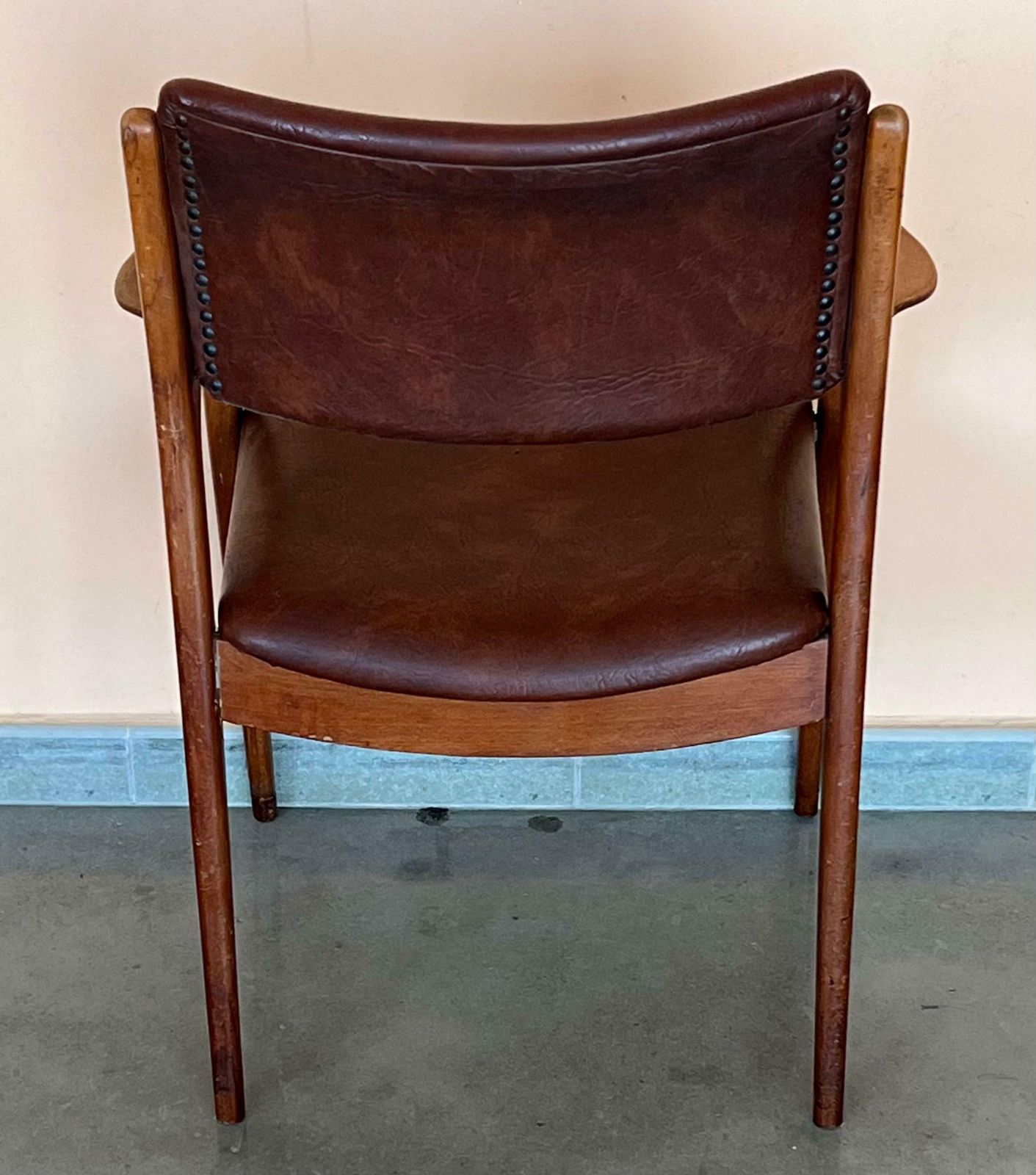 Mobilier Fauteuils modernes en teck et cuir brun, dans le style de Erik Buch photo