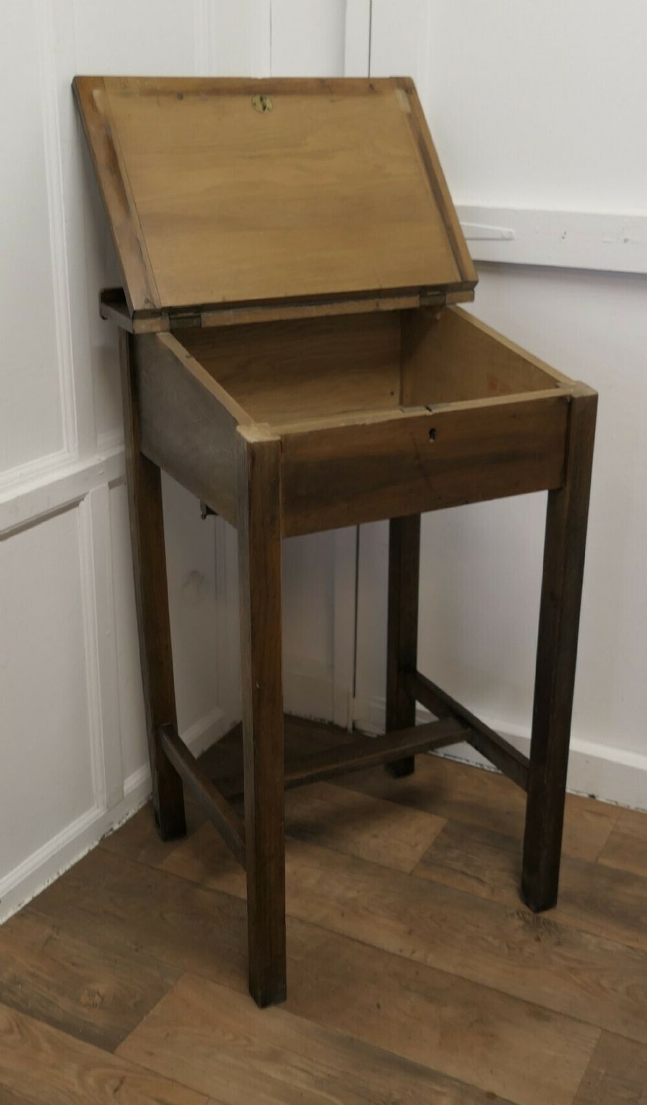 Restaurant Clerks Desk Greeting Station, Greeter photo vinterior