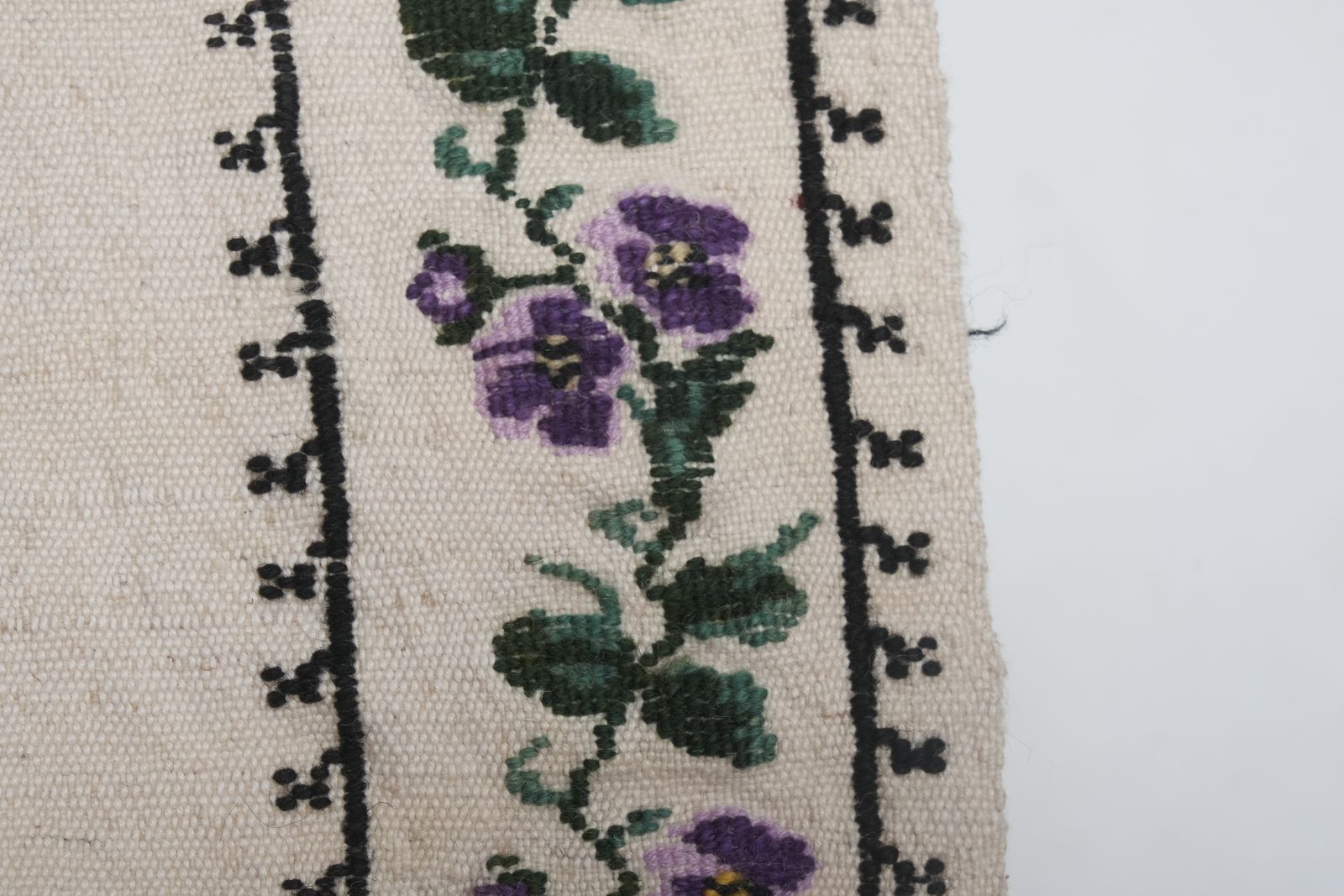 1960s Handwoven Needlepoint Turkish Kilim Rug 3'9'' X 4'9'' photo 375.0
