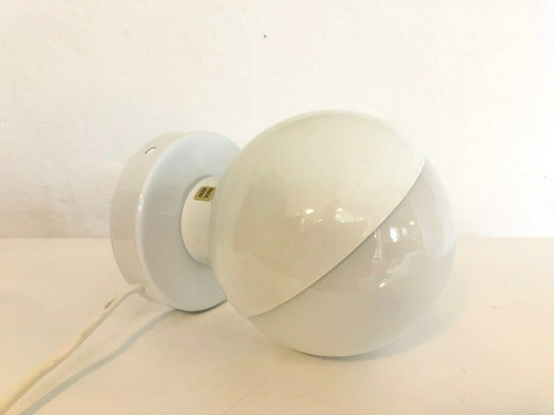 photo furniture Deens vintage minimalistisch Space Age bol-tafellampje of wandlamp met eclipseffect in opaalkleurig glas en wit metaal