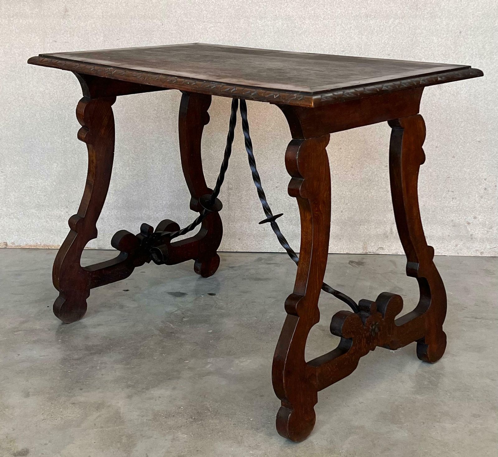 Table d'appoint en noyer, pieds en lyre sculptés et plateau sculpté, Espagne, XIXe siècle photo vinterior