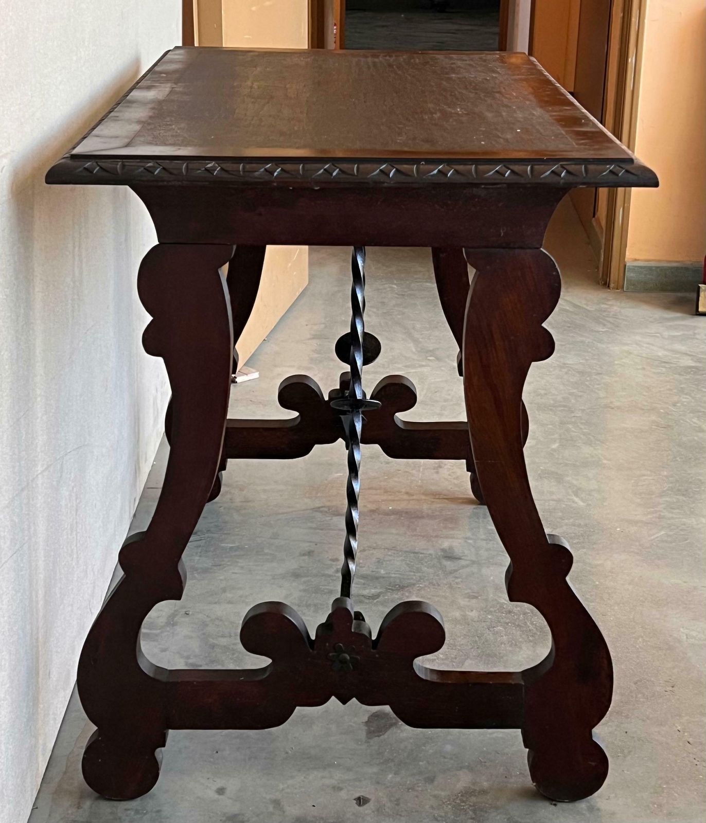 photo furniture Table d'appoint en noyer, pieds en lyre sculptés et plateau sculpté, Espagne, XIXe siècle