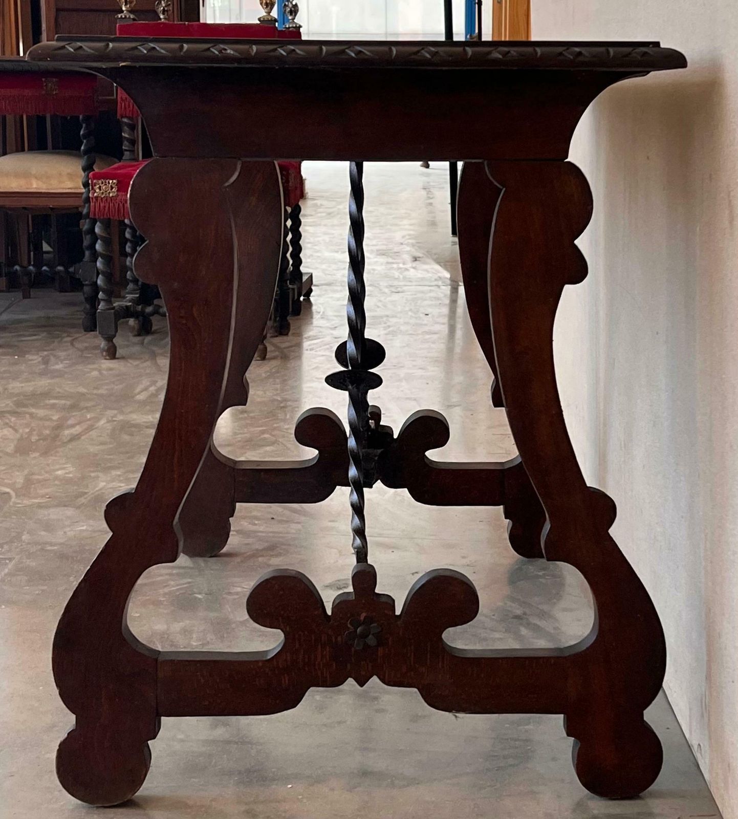 photo for sale Table d'appoint en noyer, pieds en lyre sculptés et plateau sculpté, Espagne, XIXe siècle