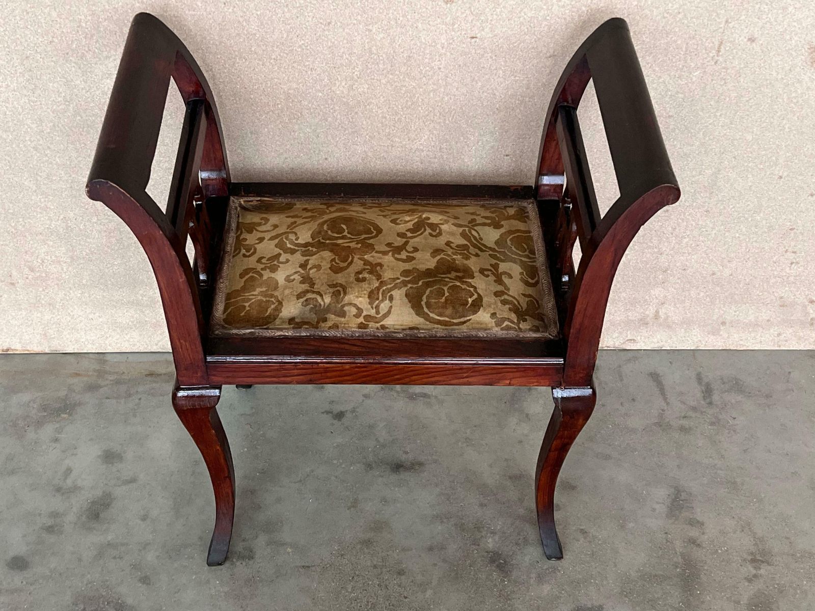 photo for sale Ensemble de banquettes Chippendale d'époque XIXe siècle en acajou sculpté