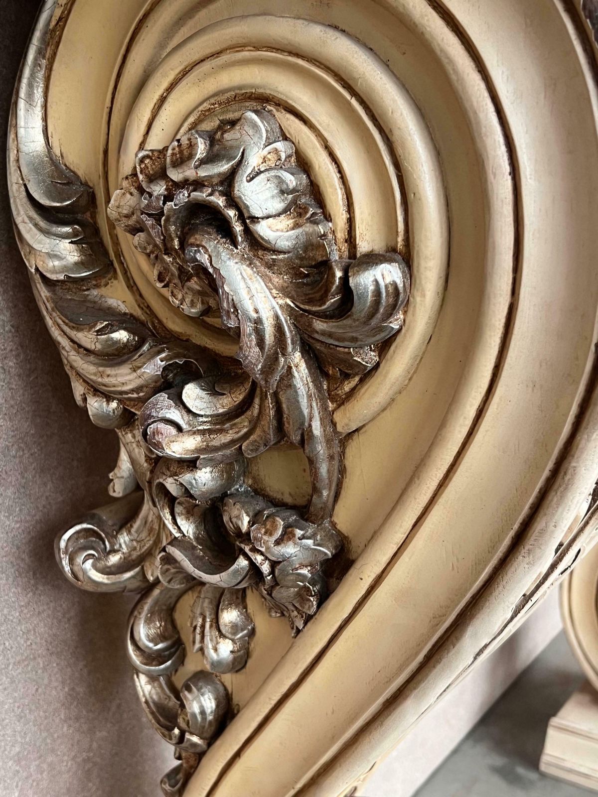 Mobilier Console Hollywood Regency à motif de feuilles de palmier, laquée almond latte, vers 1980 photo