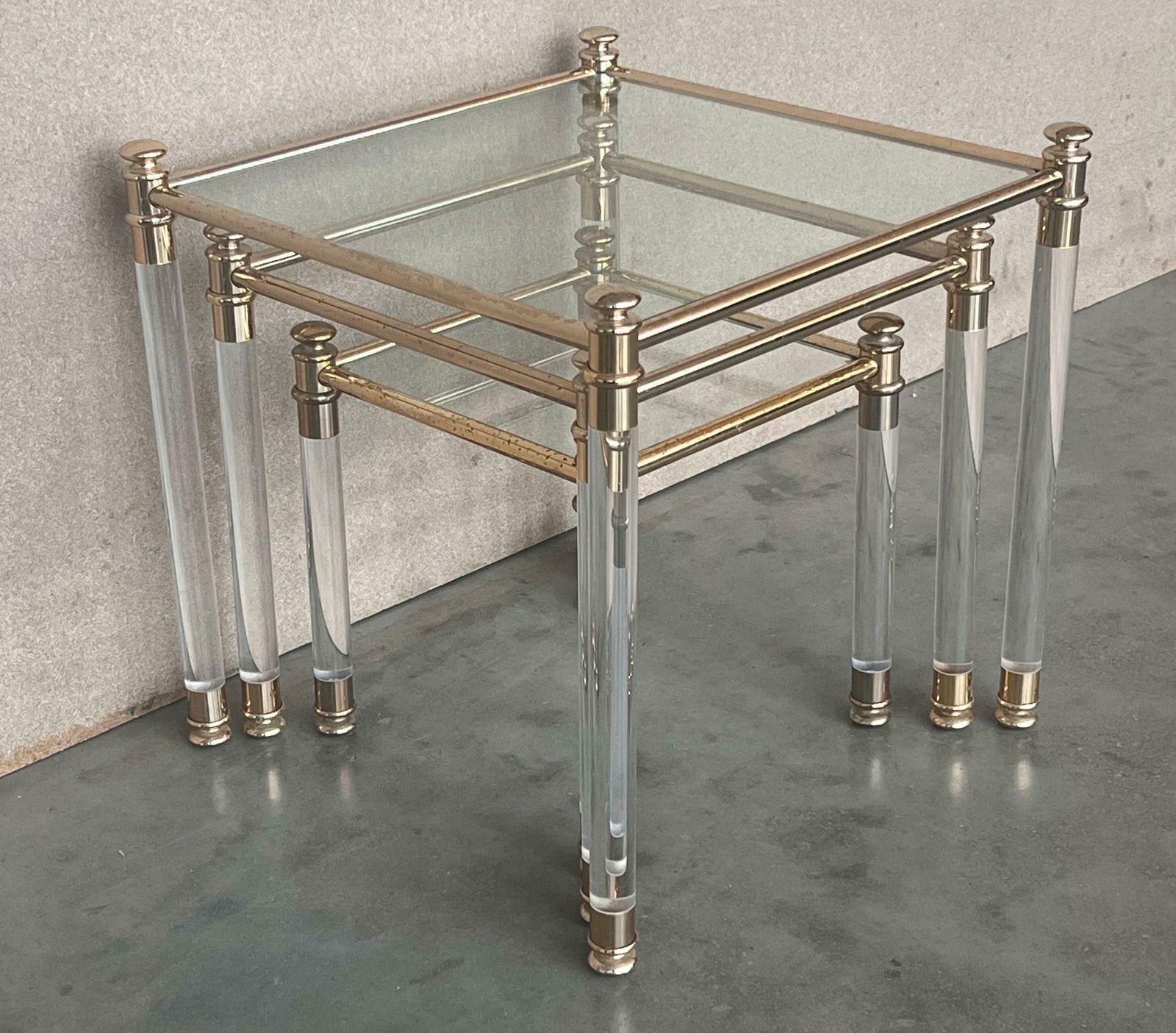 Ensemble de trois tables gigognes vintage en Lucite et laiton, plateau en verre photo 2310.0