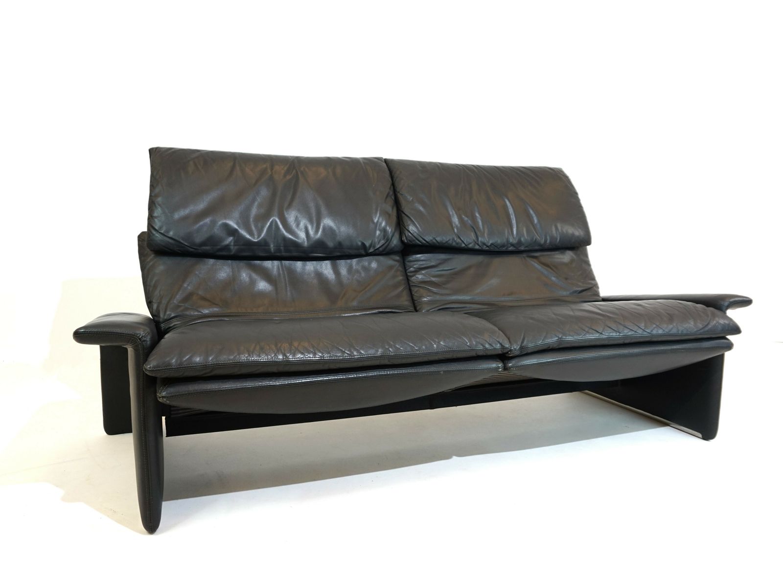 photo furniture Saporiti Italia 2 Seater Leather Sofa By Giovanni Offredi