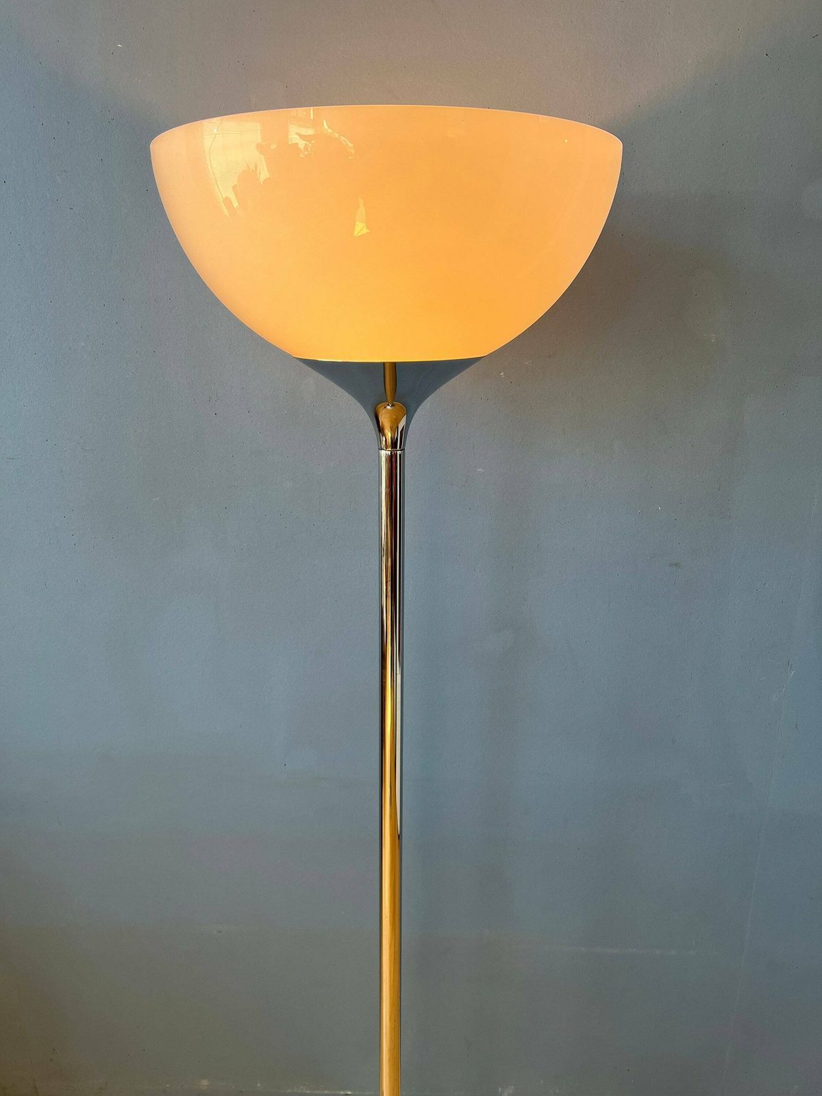 Guzzini Flash Space Age Vloerlamp Met Chromen Voet En Witte Acrylglazen Kap photo for sale