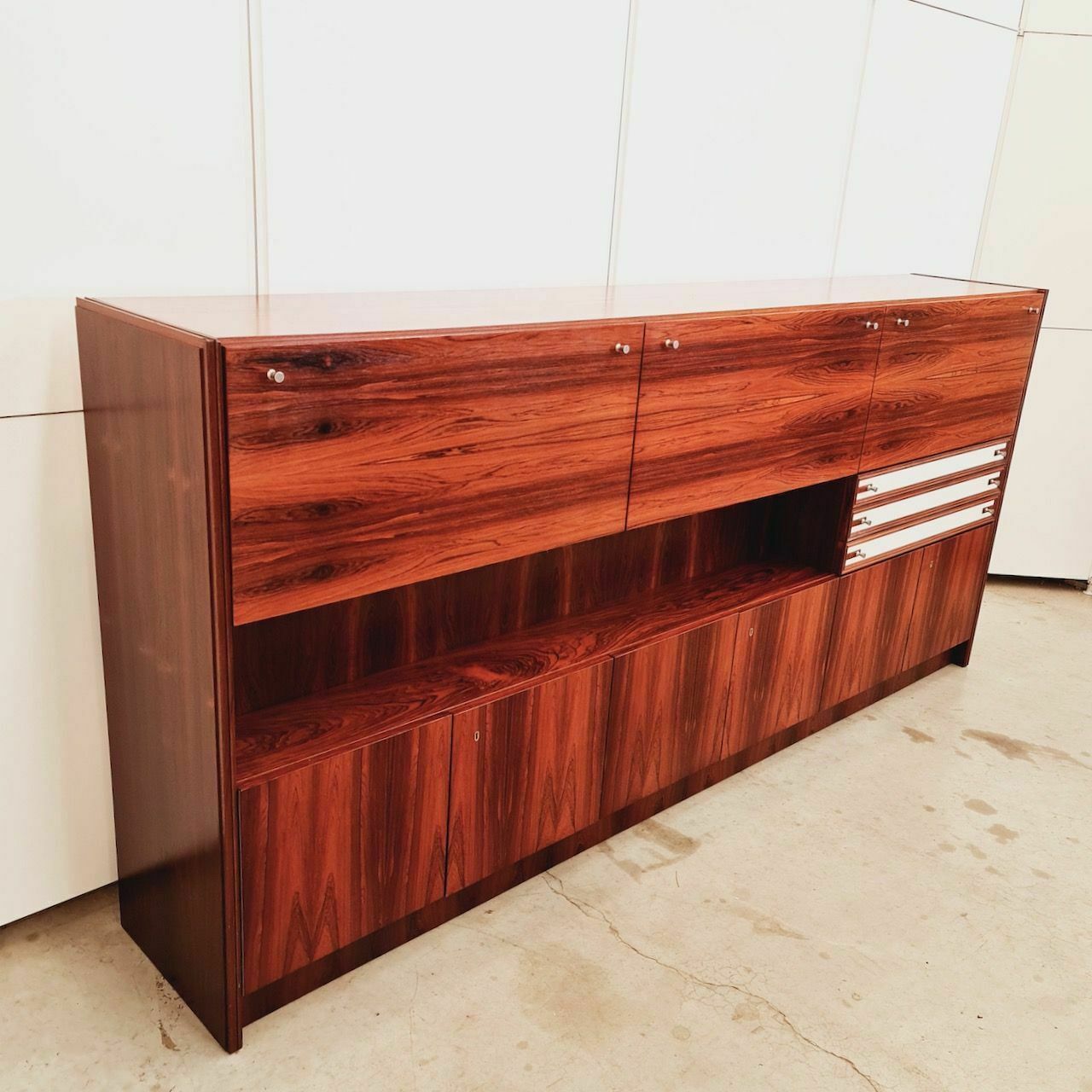 5220.0 Zengel Verhoogd Dressoir, Jaren 1940 photo
