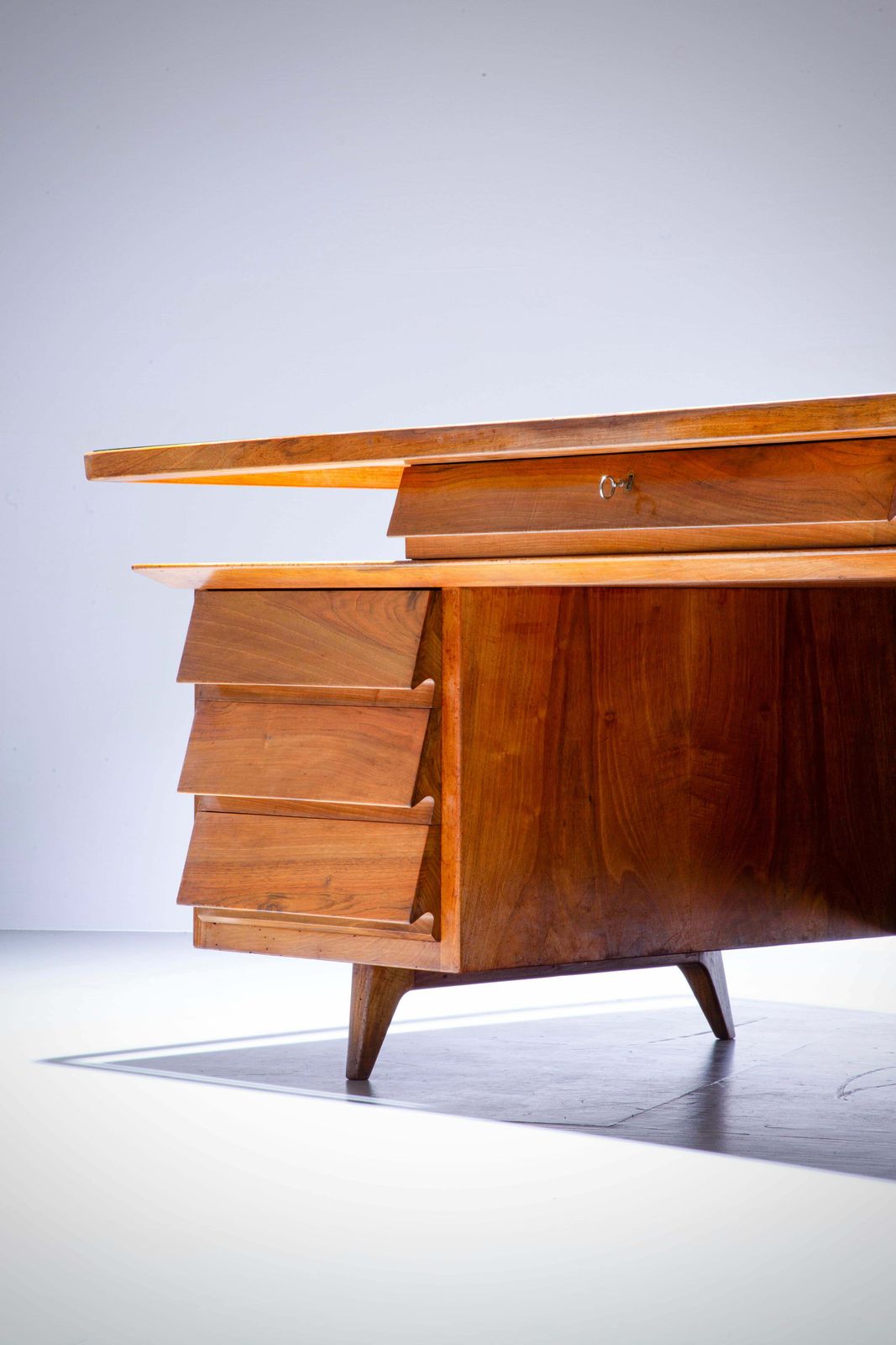 photo furniture Schrijftafel Van Silvio Cavatorta In Massief Walnoot En Glas, Italië, Ca. Jaren 1950