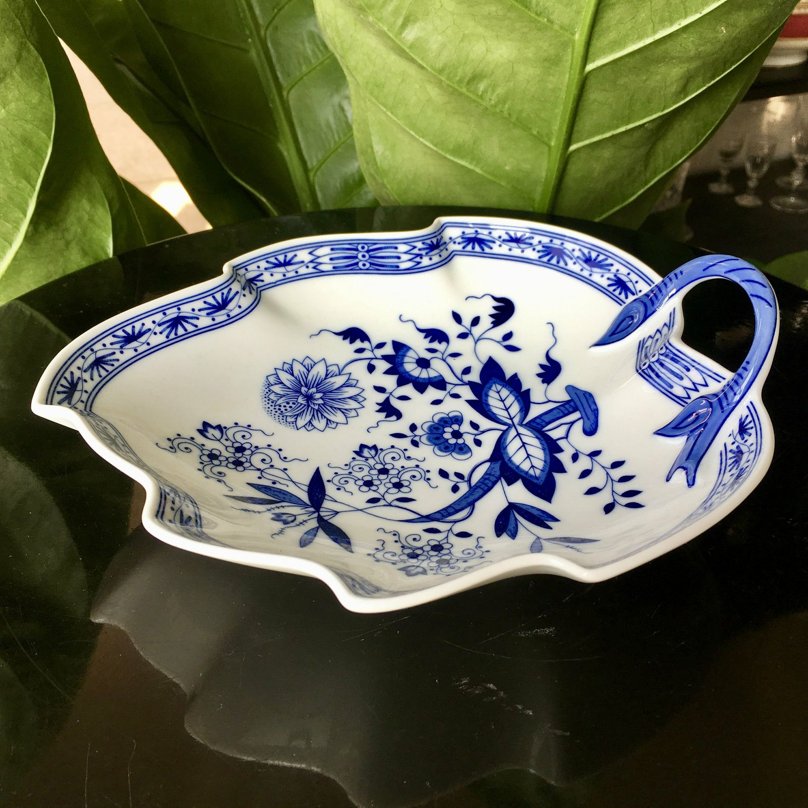 Blue Onion Leaf Platter | Porcelain Bonbon Dish | Serveware | Hutschenreuther (1pcs) photo Home Decor