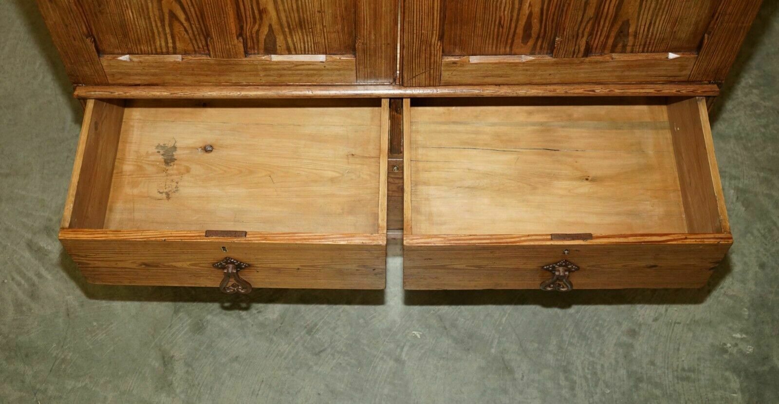 photo vintage Medium Antique Victorian Pine Housekeepers Cupboard With Sliding Linen Shelf